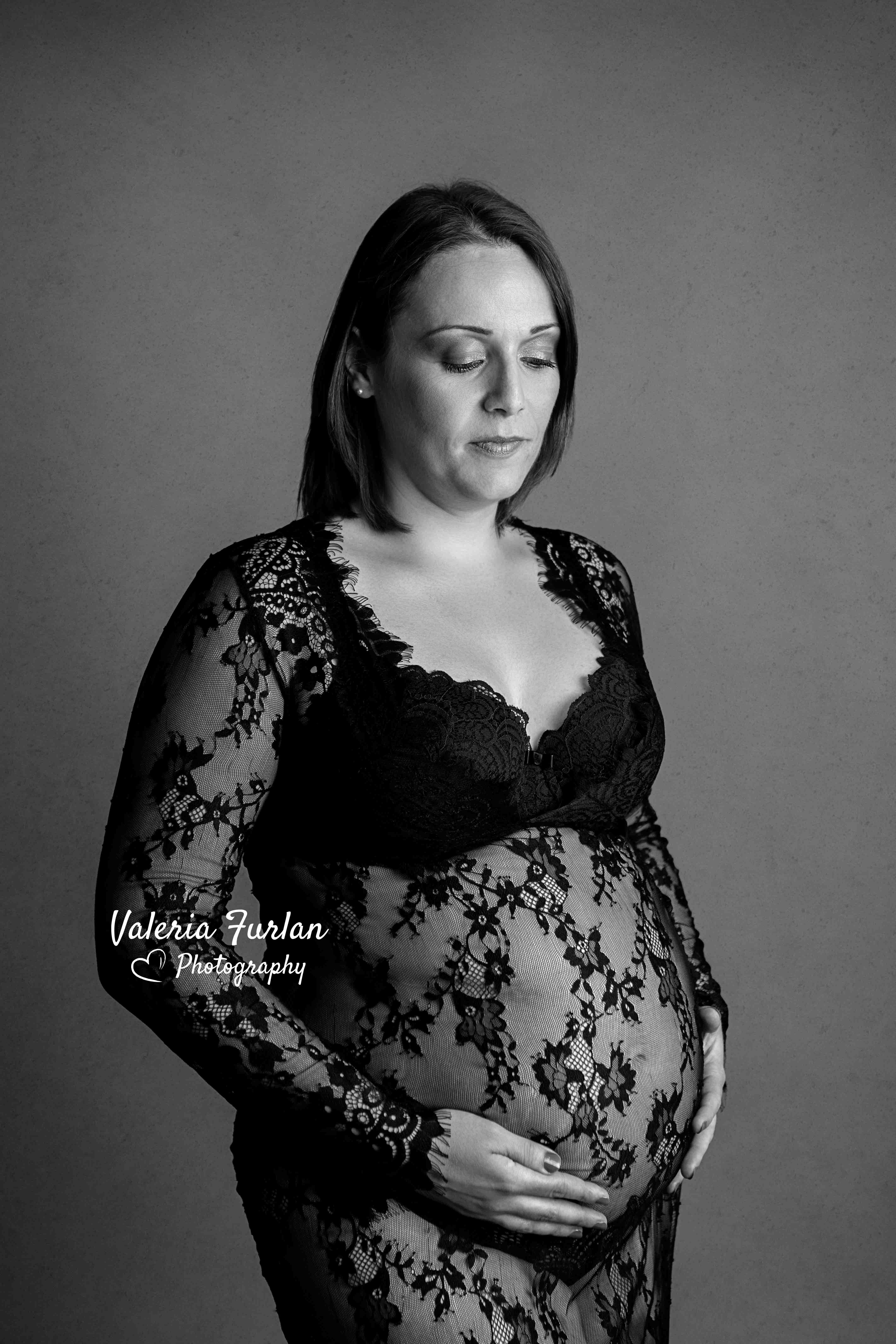 Séance photo de grossesse en studio en noir et blanc