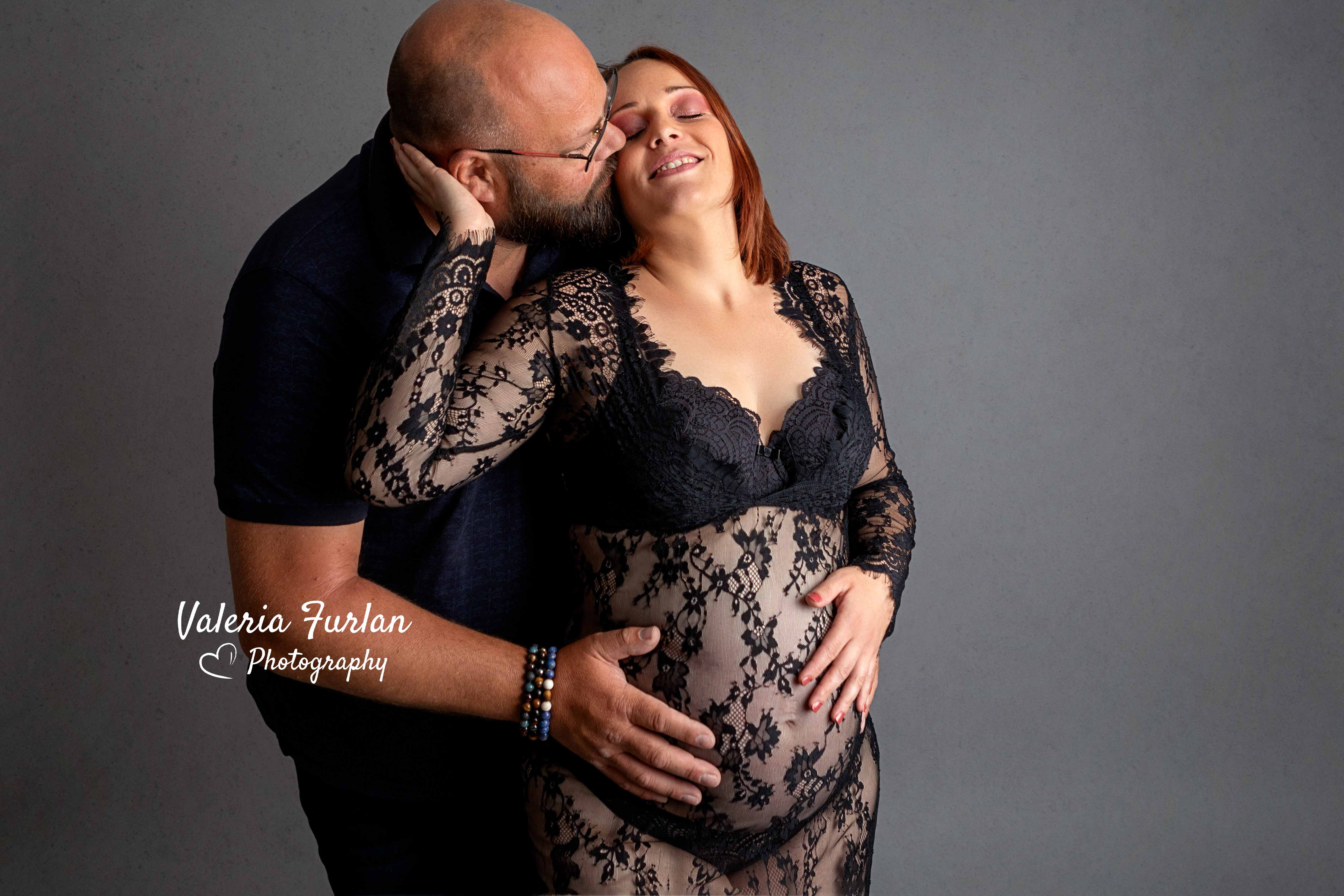 Séance photo de grossesse en studio en couple