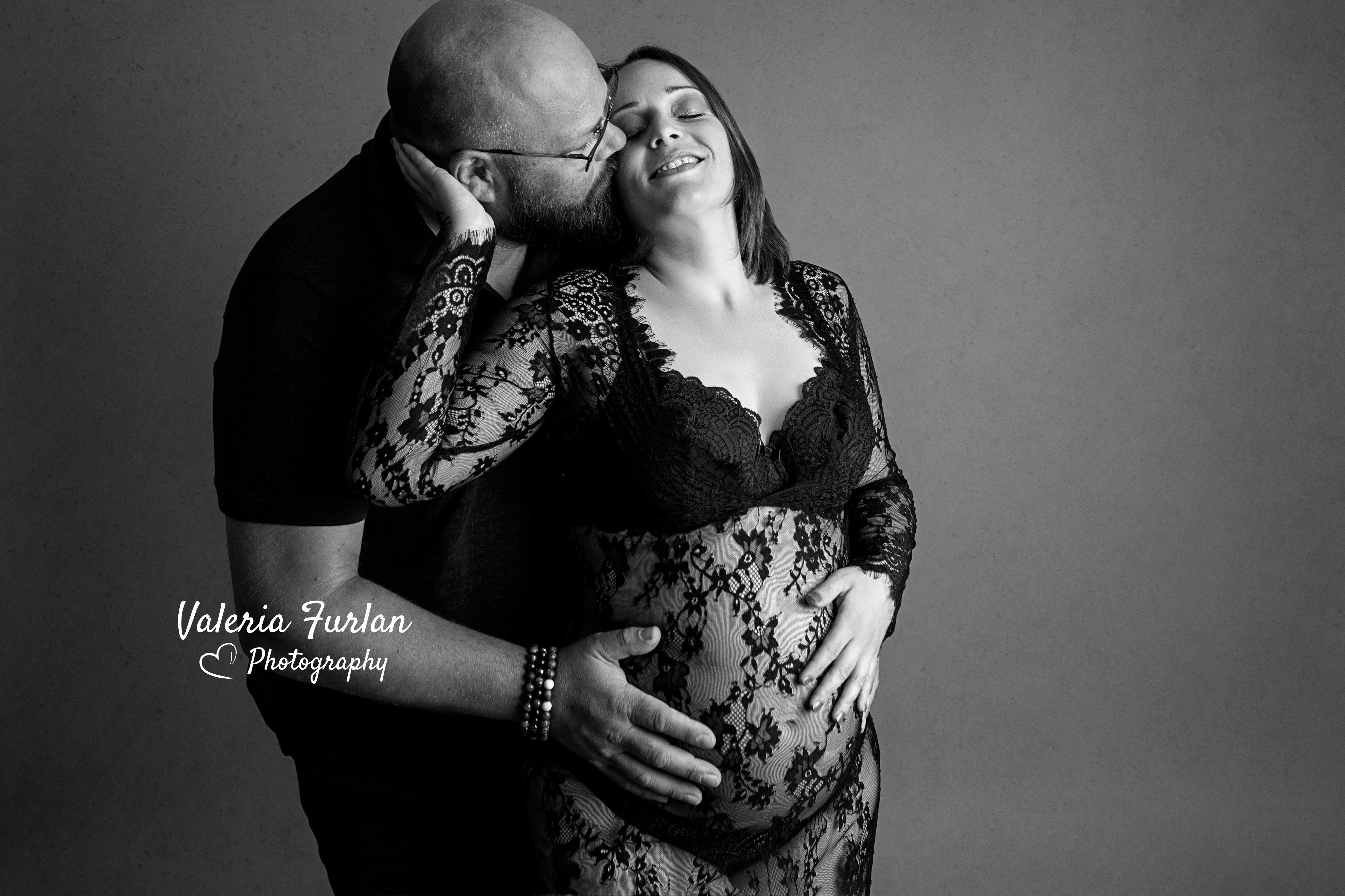 Séance photo de grossesse en studio en couple noir et blanc