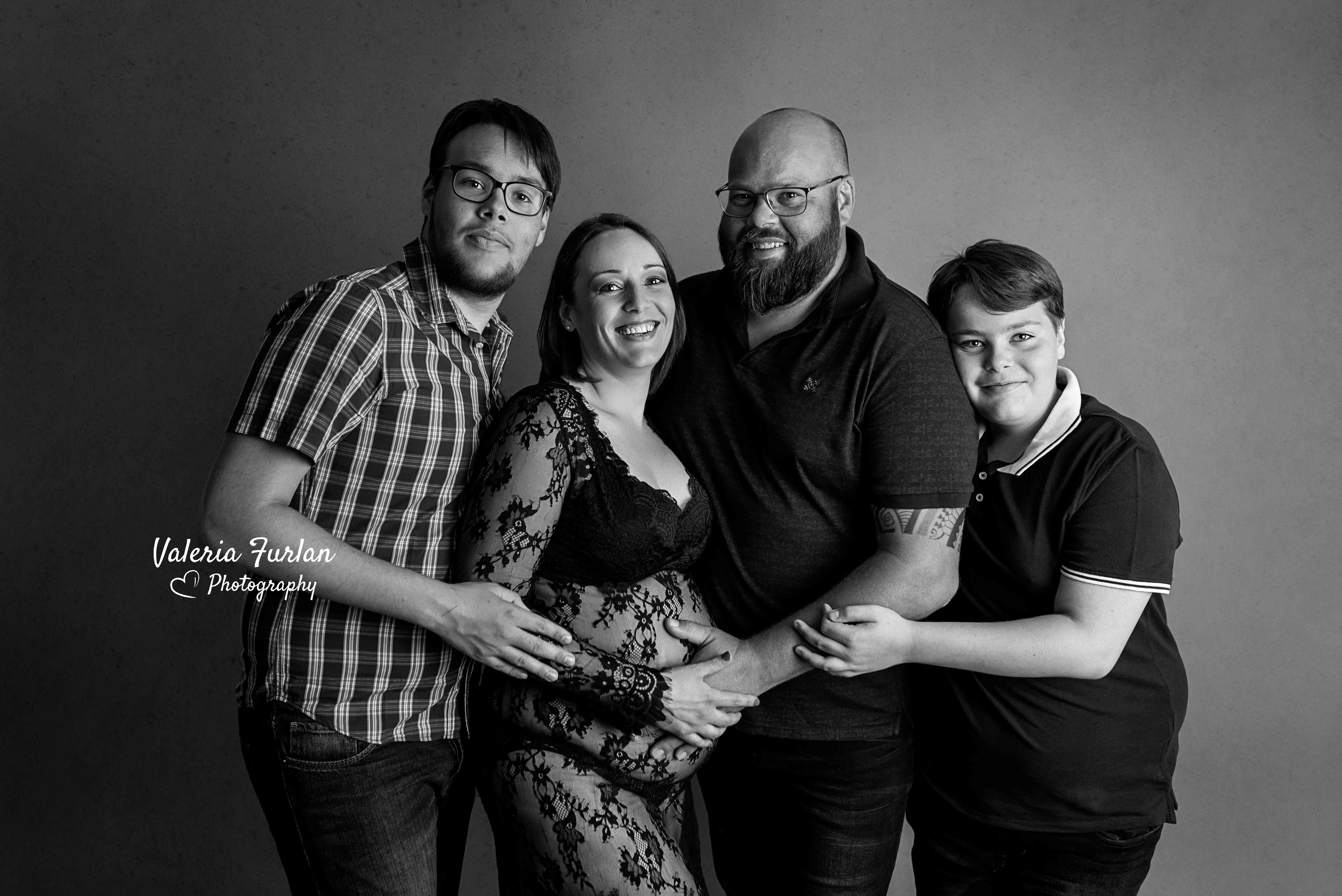 Séance photo de grossesse en studio en famille noir et blanc