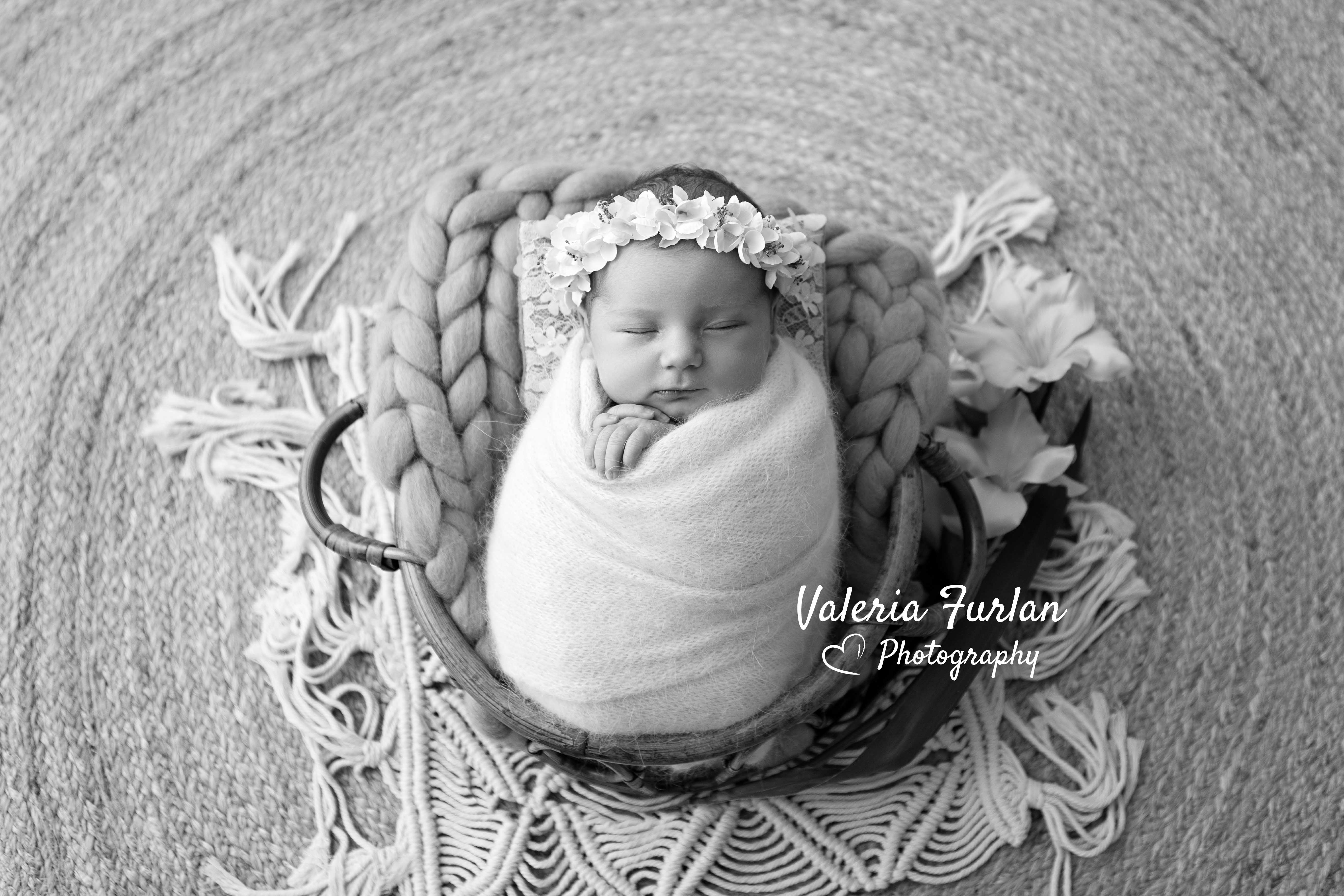 Séance photo de naissance à Strasbourg bébé dans panier
