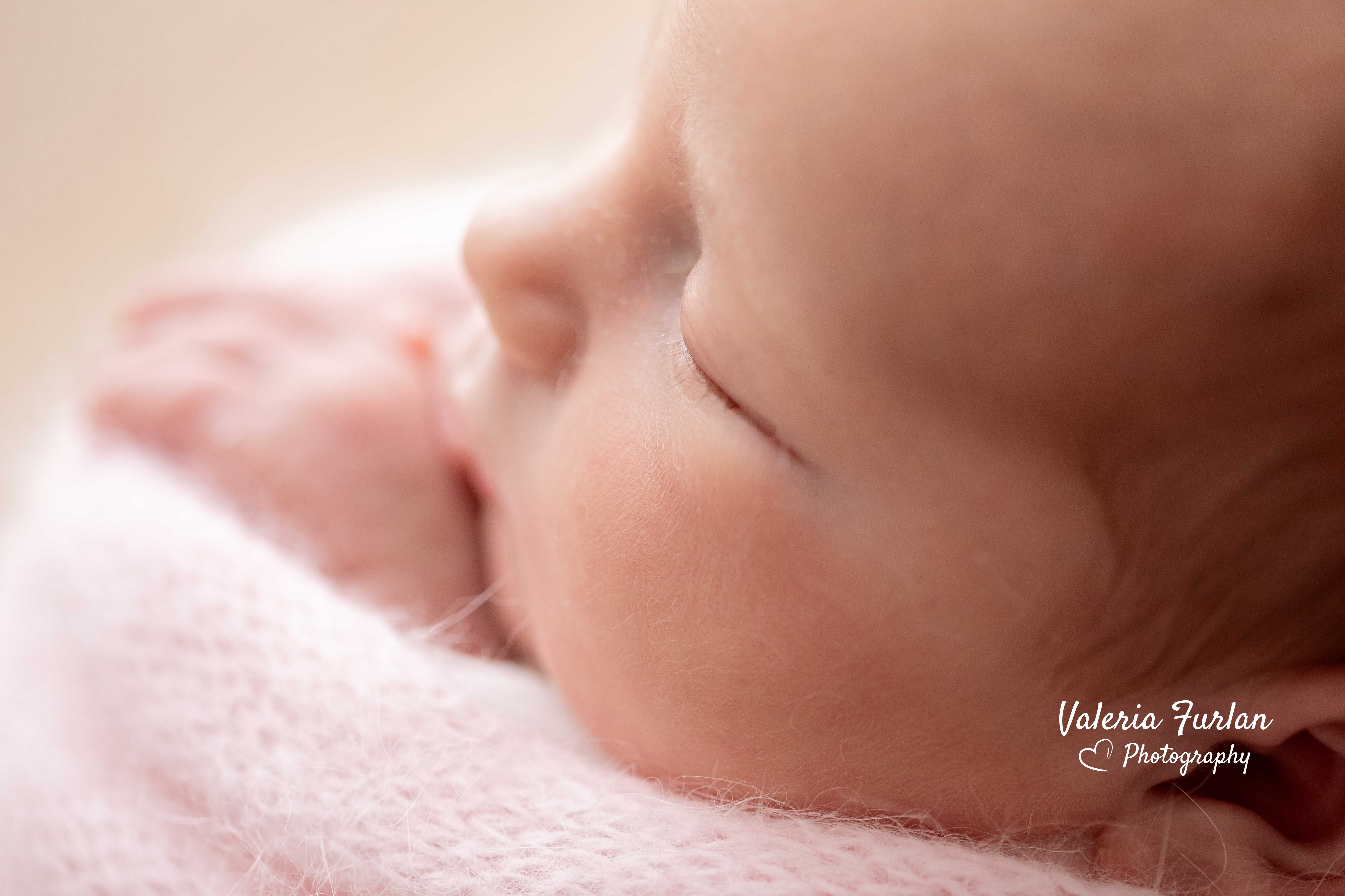 Séance photo de naissance naturelle lifestyle nouveau-né à Strasbourg