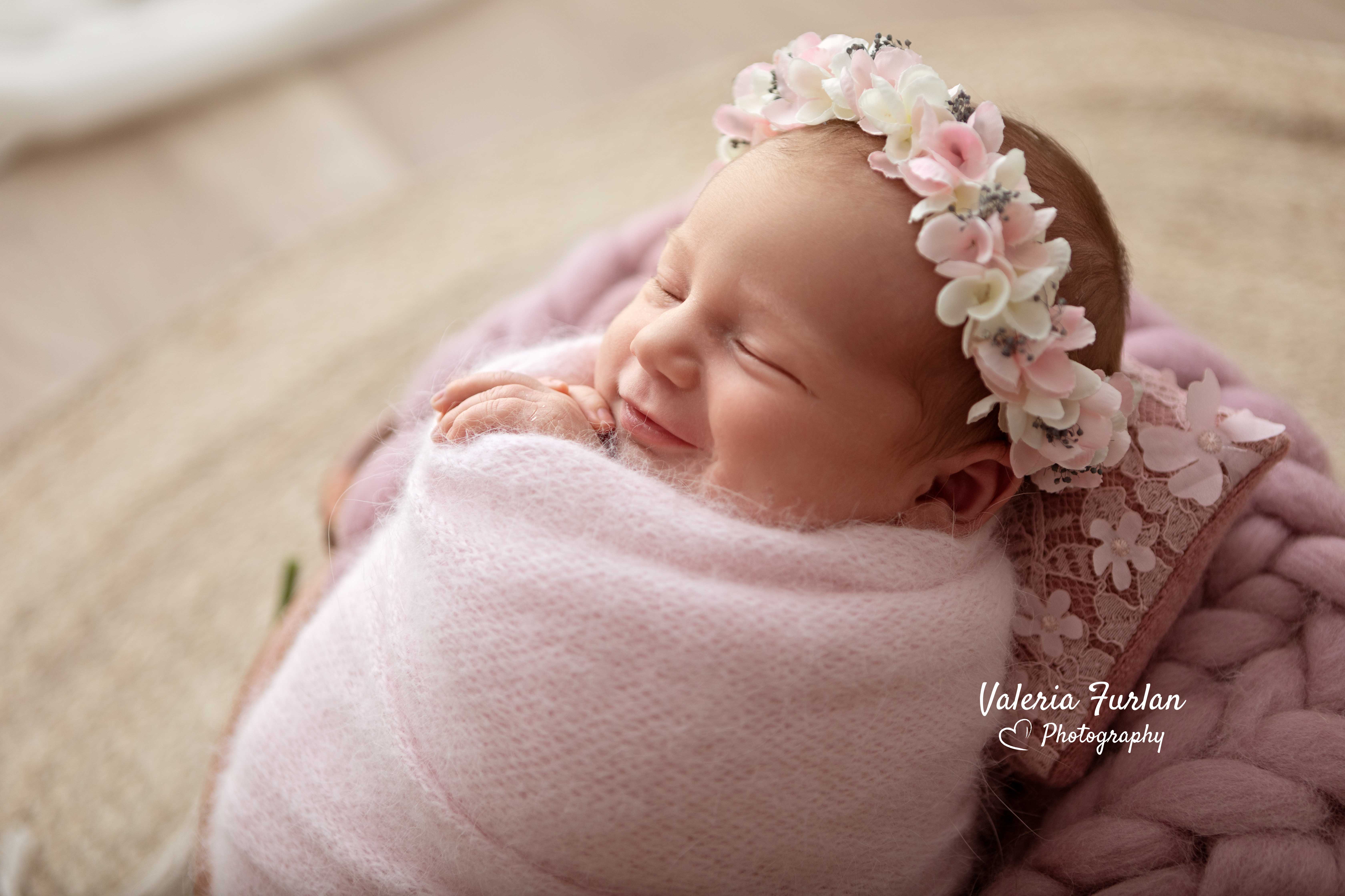 Séance photo de naissance à Strasbourg bébé dans panier