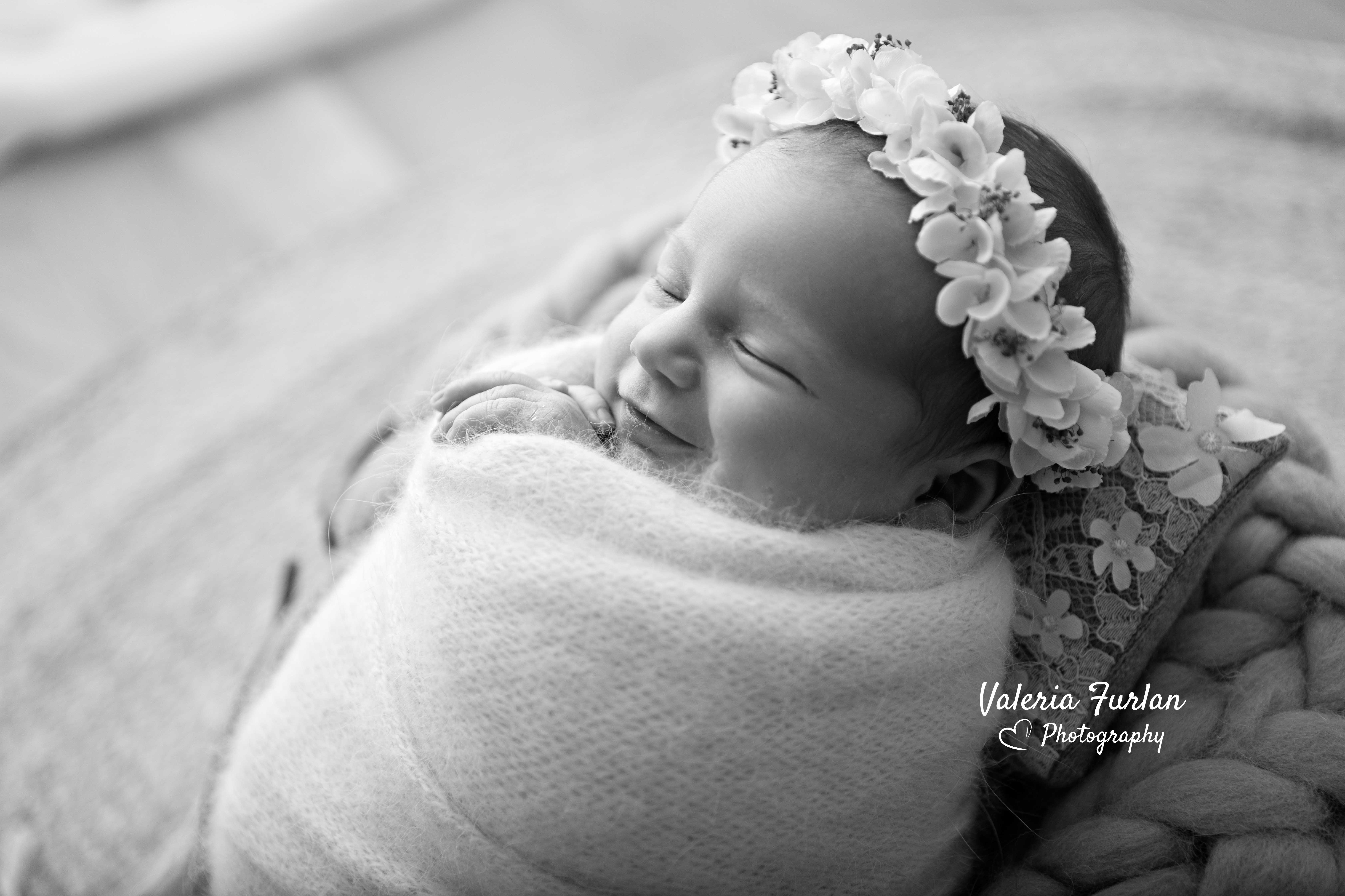 Séance photo de naissance à Strasbourg bébé dans panier
