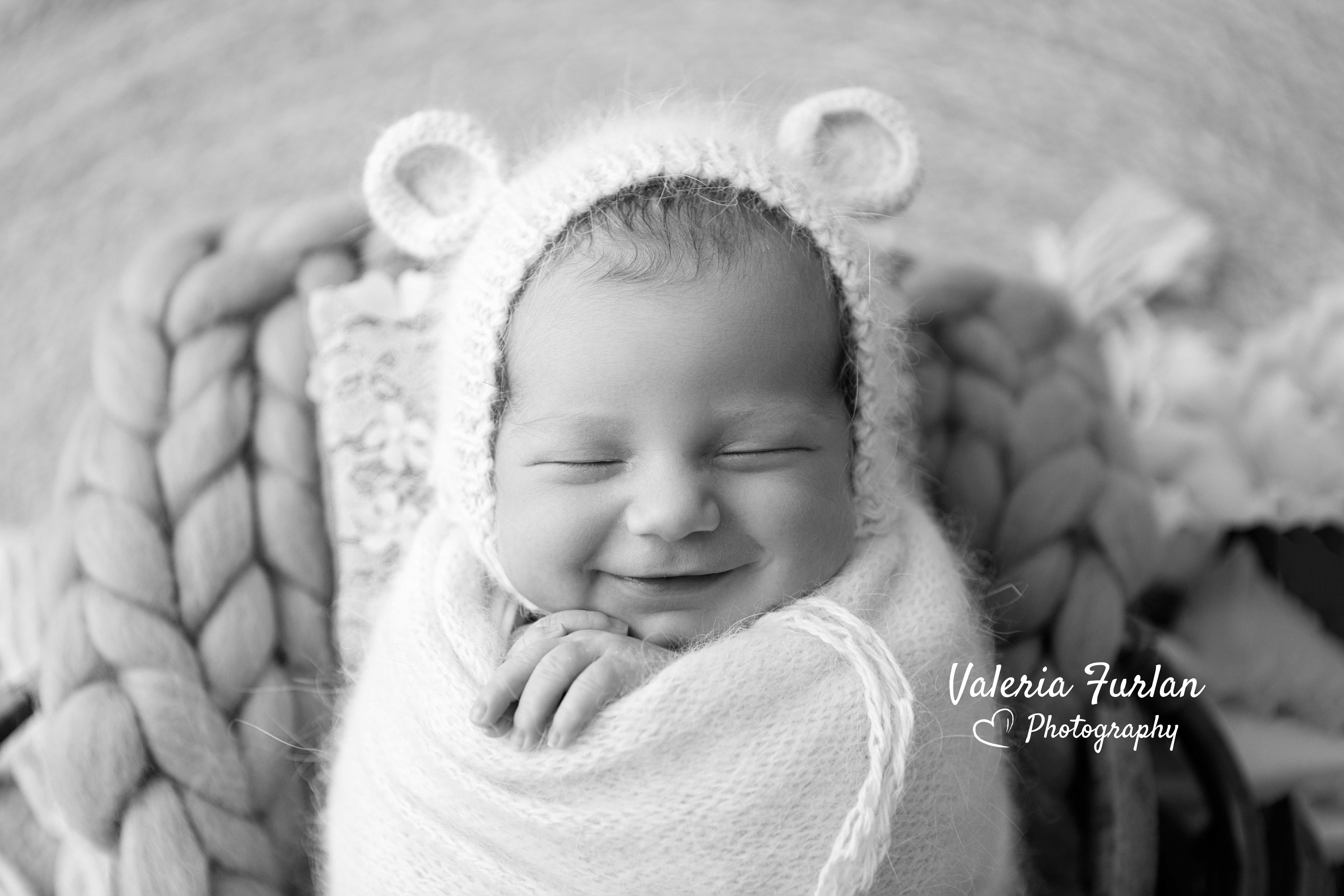 Séance photo de naissance à Strasbourg bébé dans panier