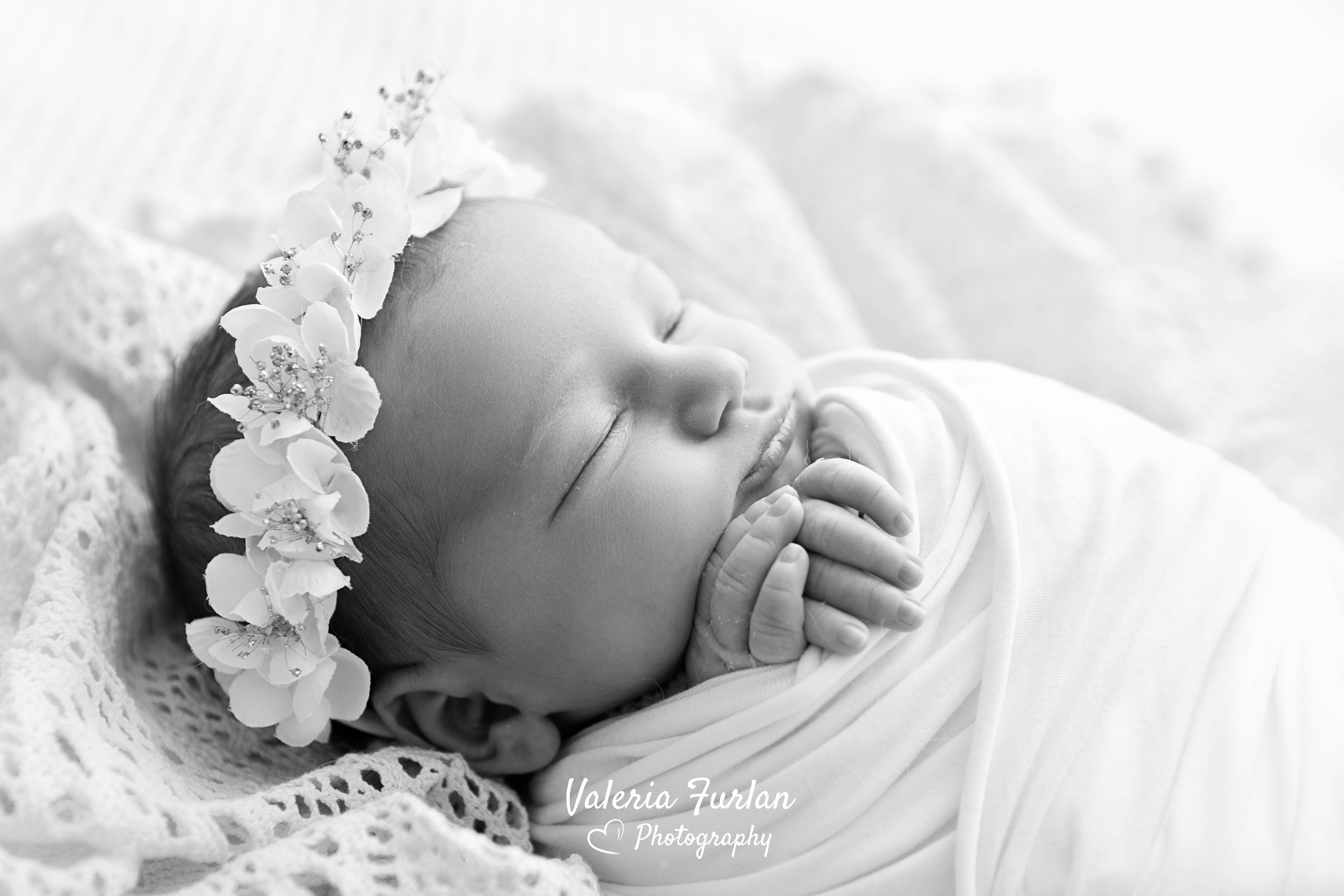 Séance photo de naissance naturelle lifestyle bébé noir et blanc