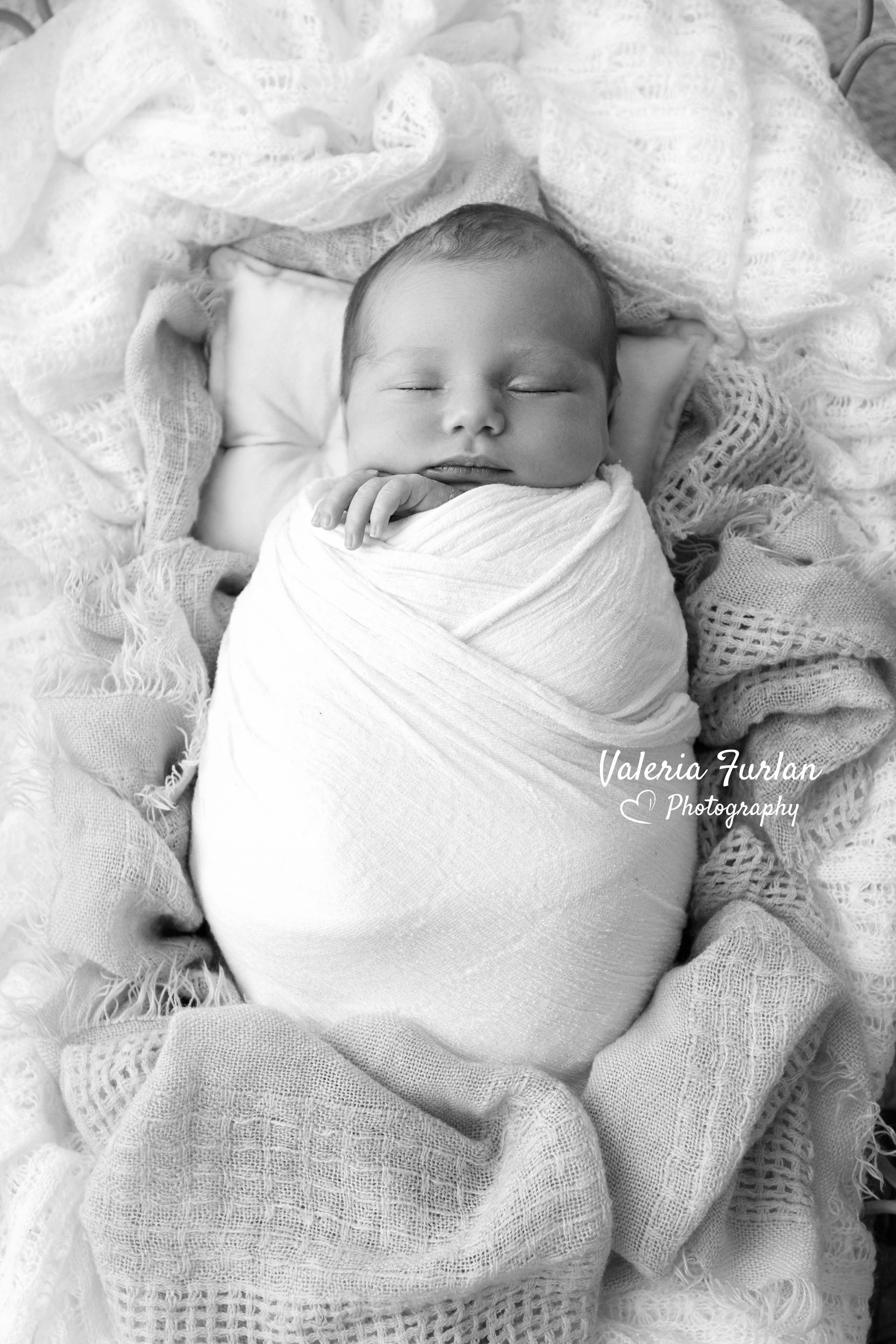 Séance photo de naissance naturelle lifestyle bébé noir et blanc à Strasbourg
