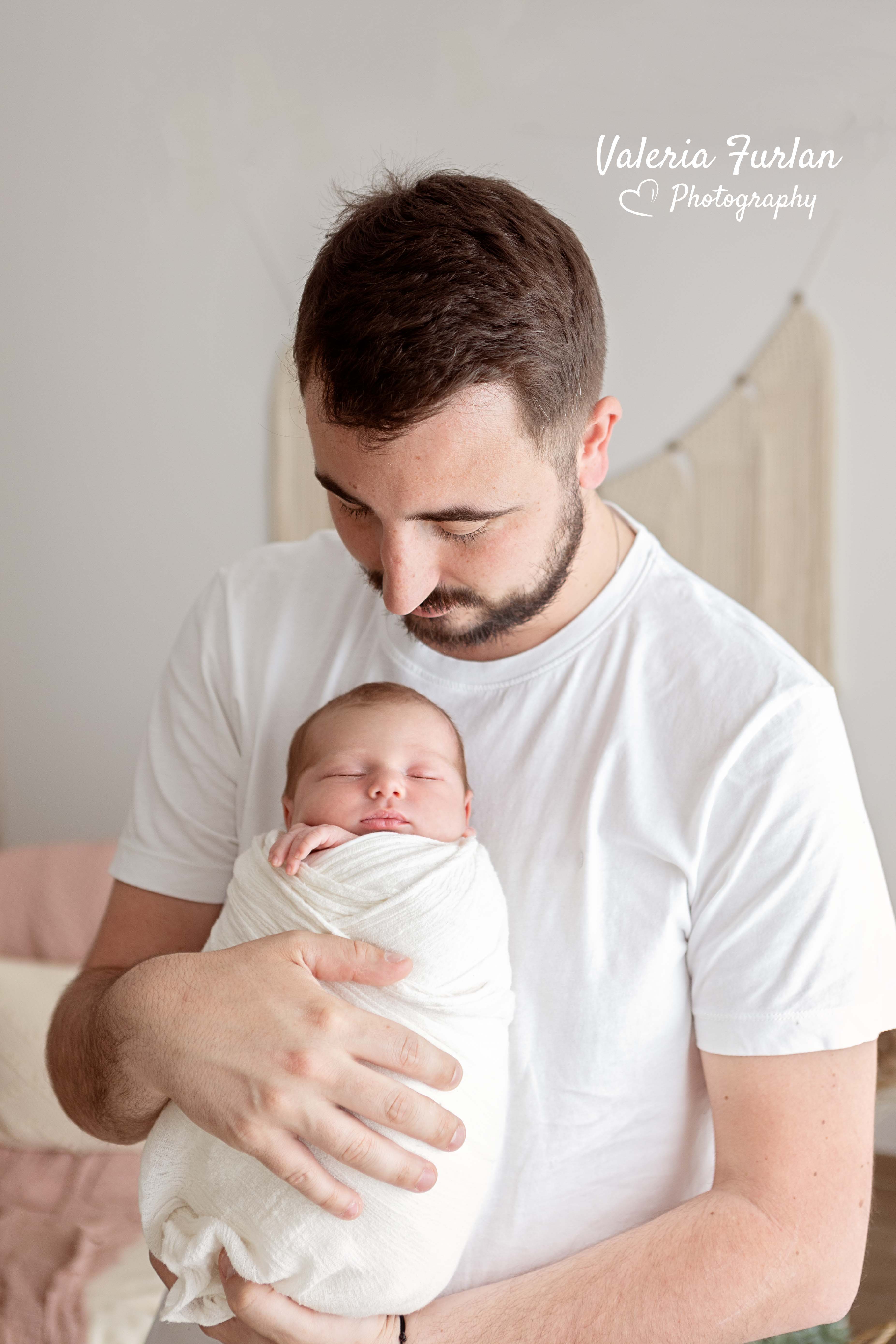 Séance photo de naissance naturelle lifestyle à Strasbourg bébé avec papa
