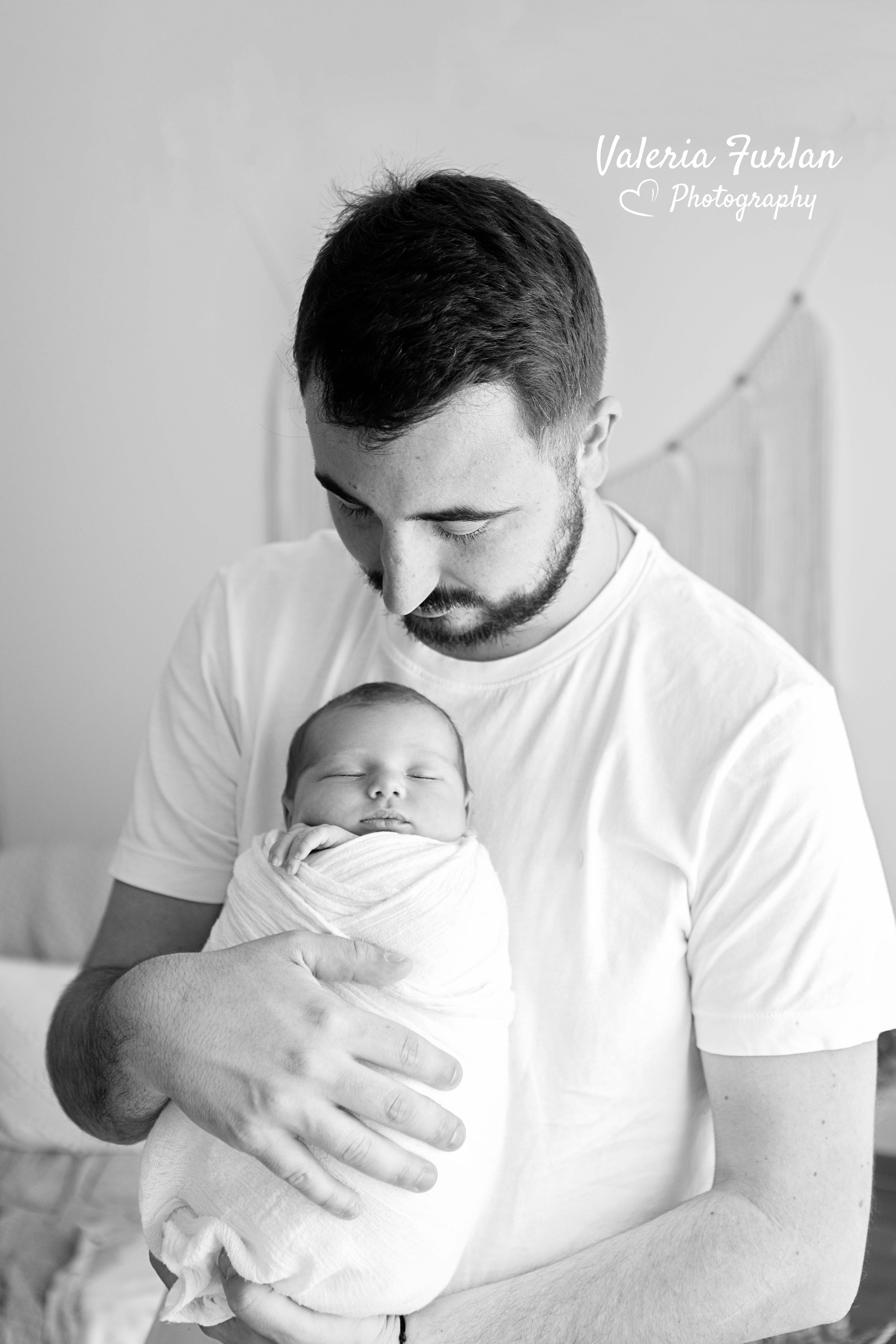 Séance photo de naissance naturelle lifestyle à Strasbourg bébé avec papa noir et blanc
