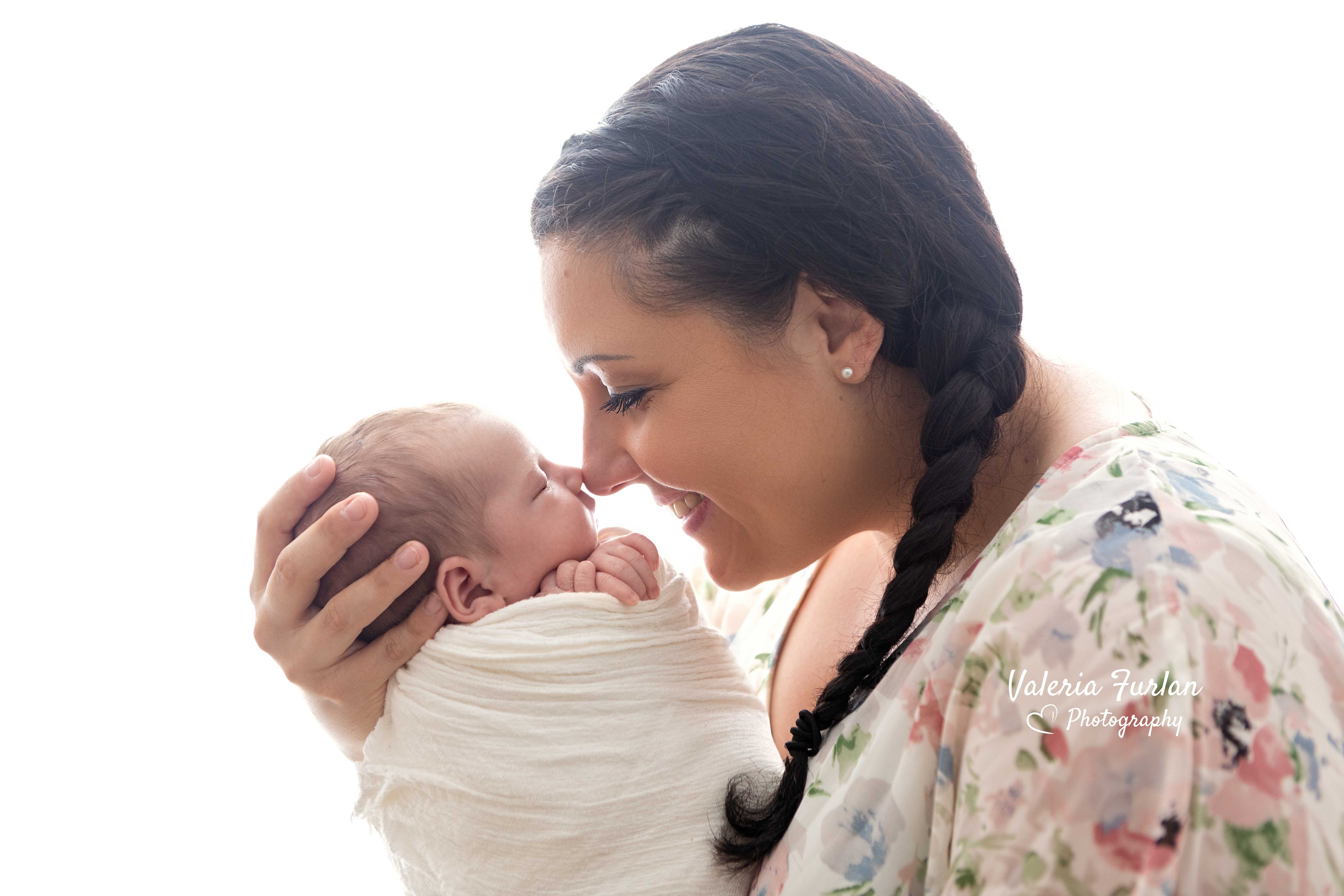 Séance photo de naissance naturelle lifestyle à Strasbourg nouveau-né avec maman