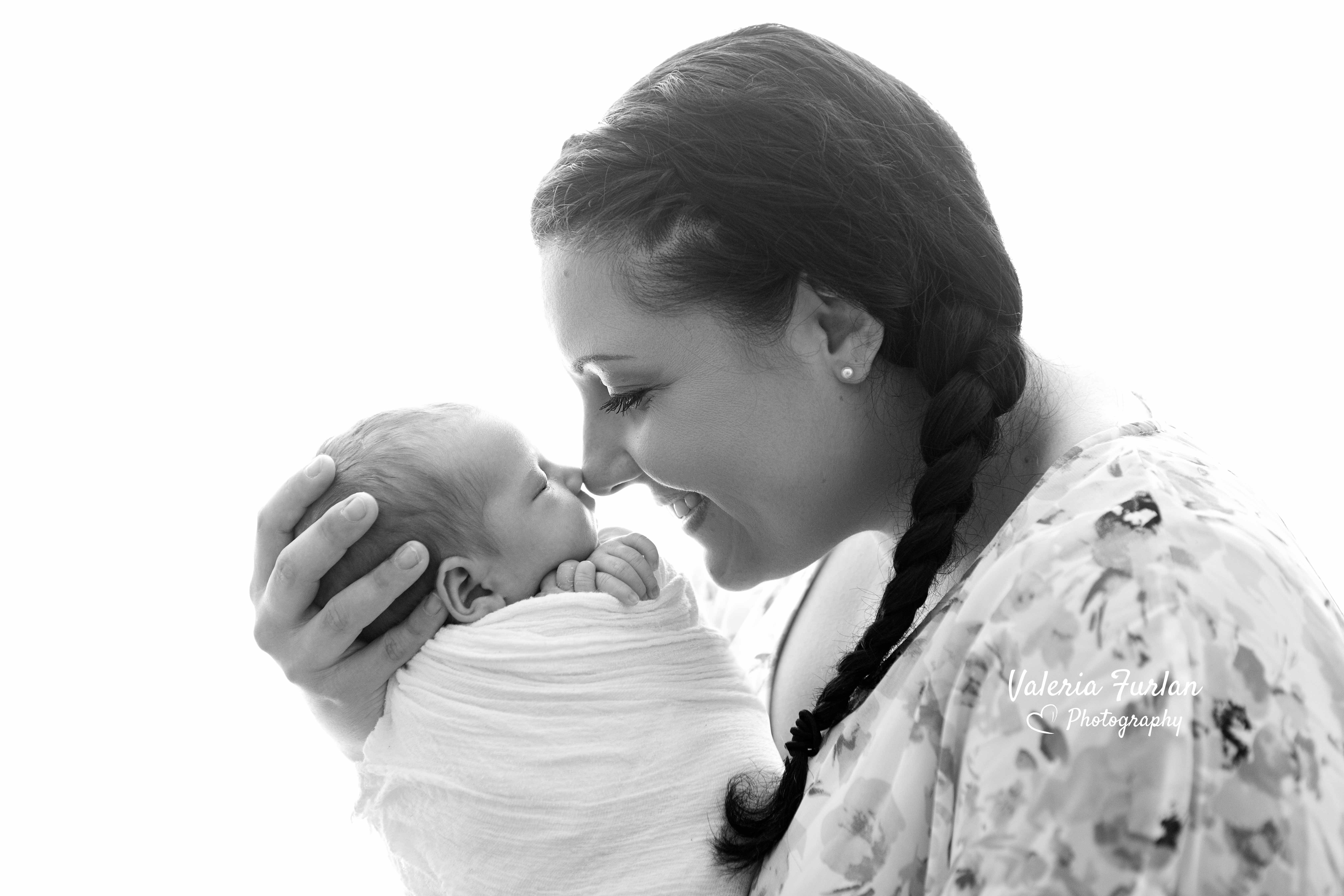 Séance photo de naissance naturelle lifestyle à Strasbourg nouveau-né avec maman noir et blanc