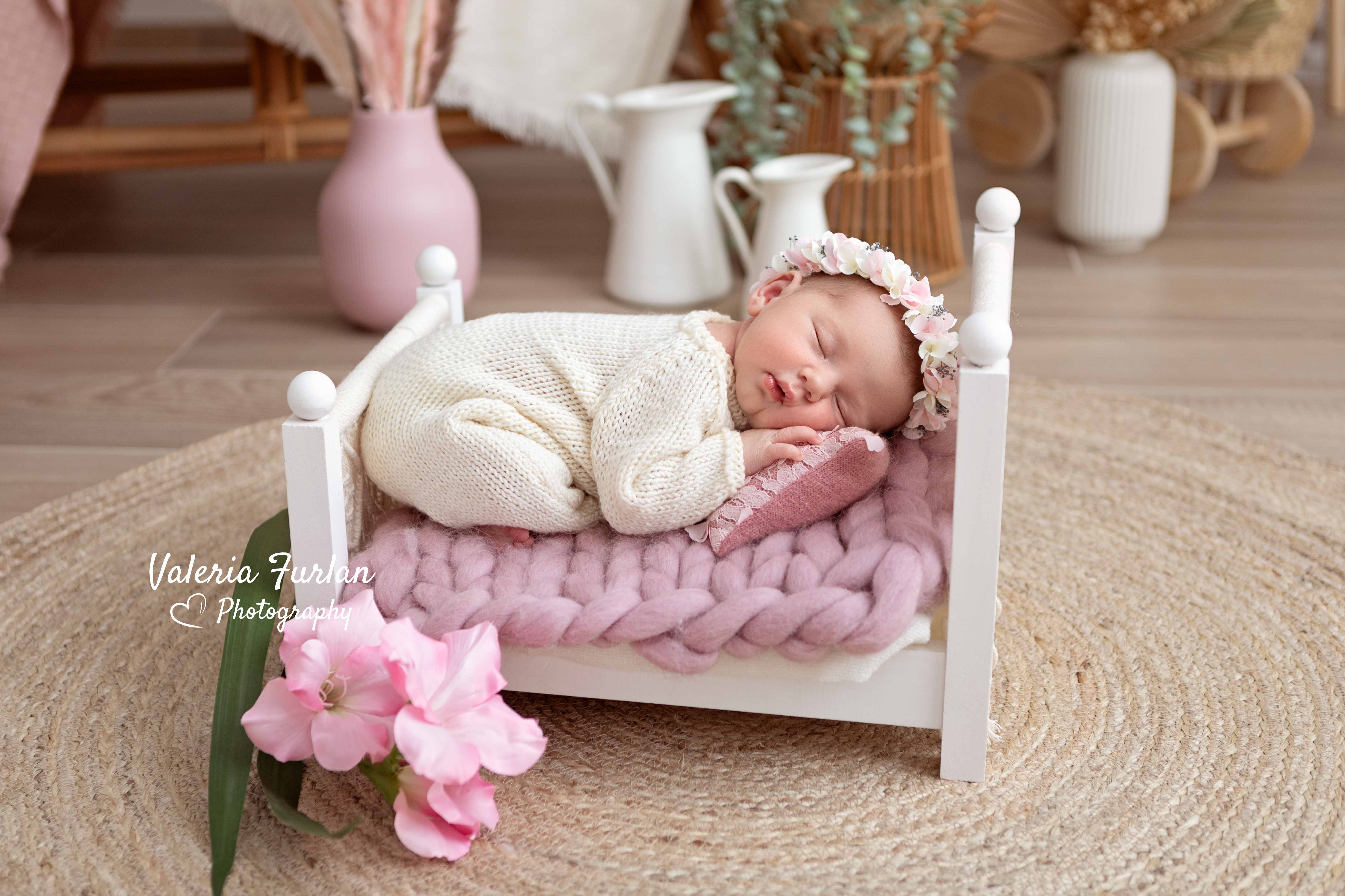 Séance photo de naissance à Strasbourg nouveau-né dans petit lit