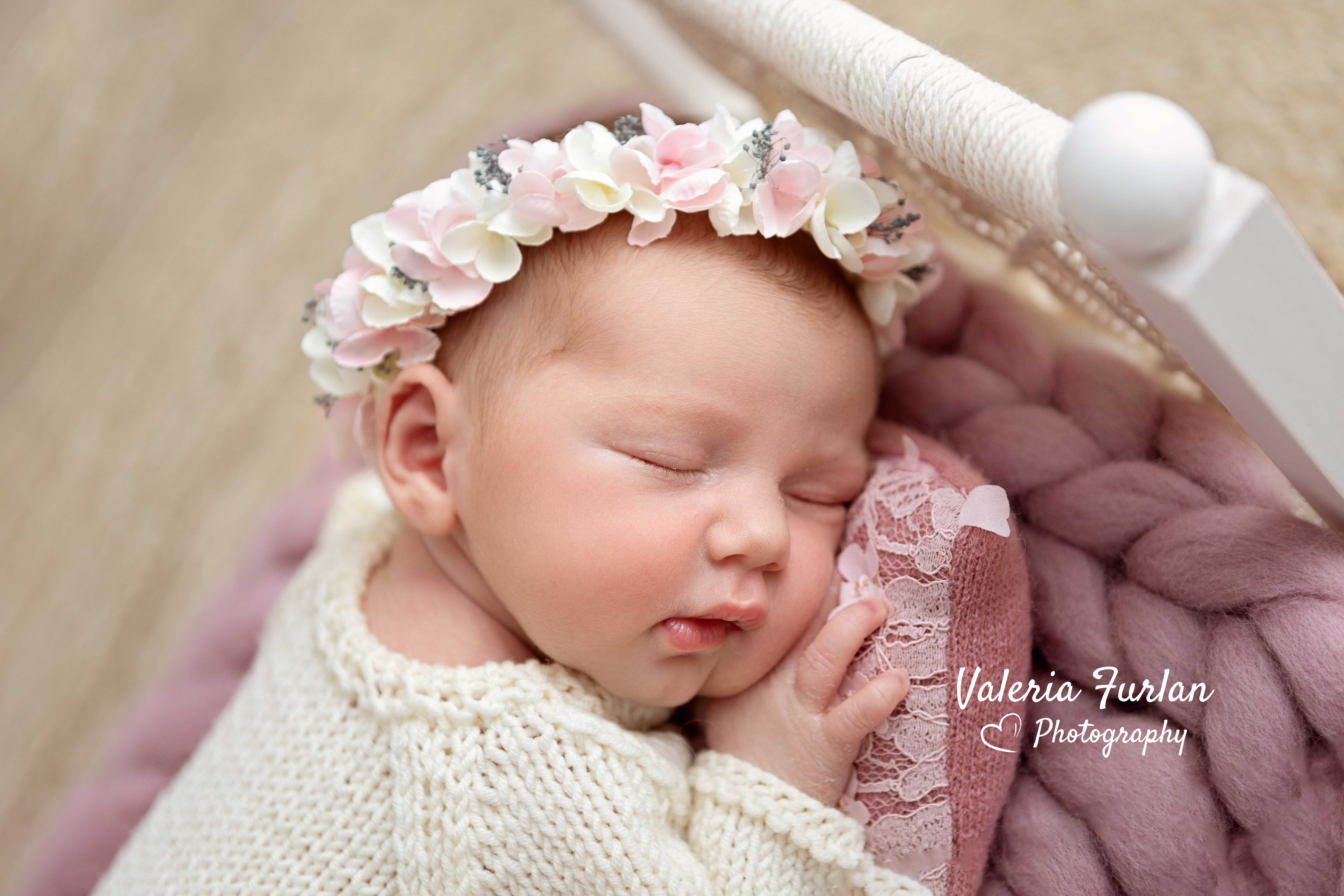 Séance photo de naissance à Strasbourg nouveau-né dans petit lit