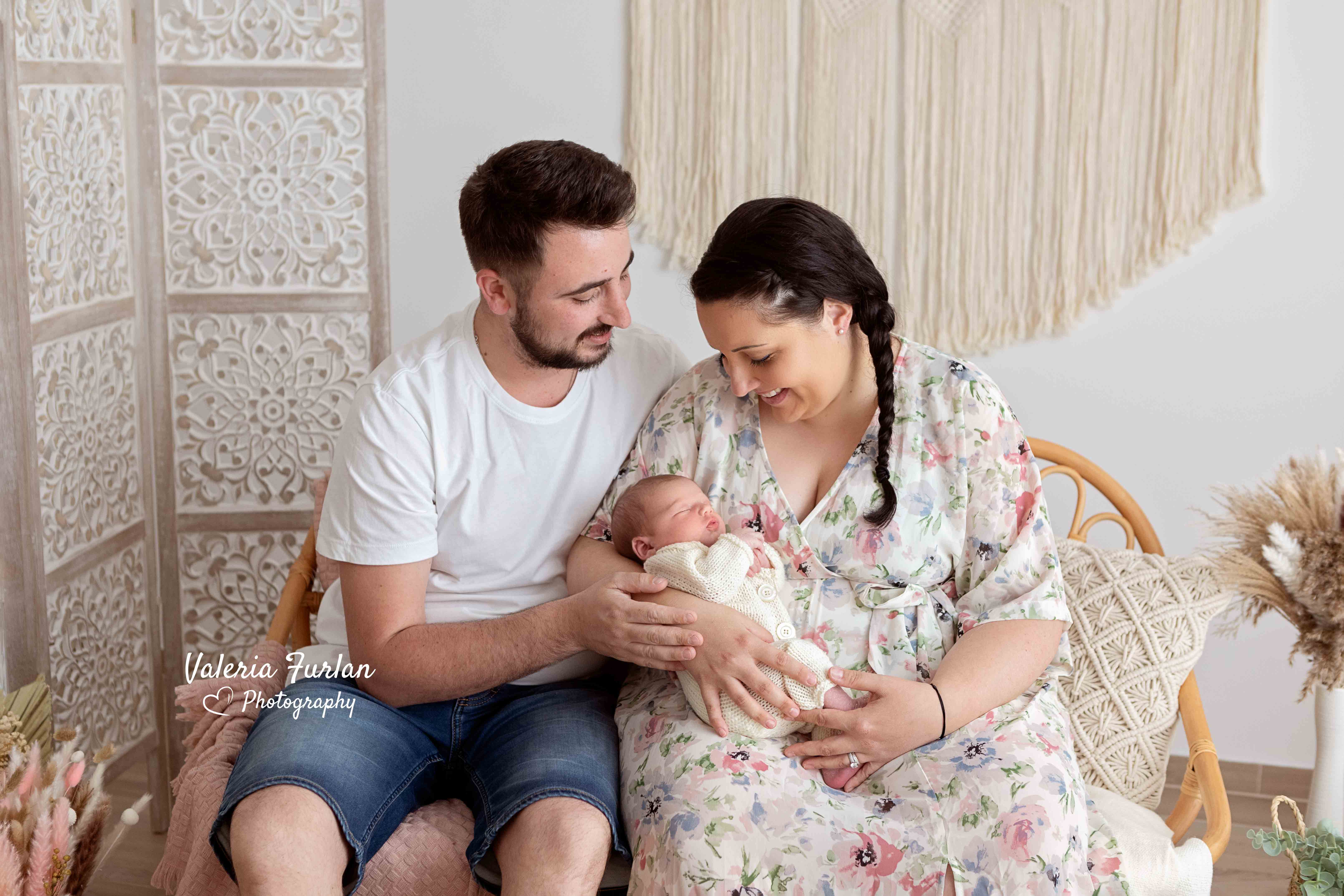 Séance photo de naissance naturelle lifestyle à Strasbourg bébé avec parents