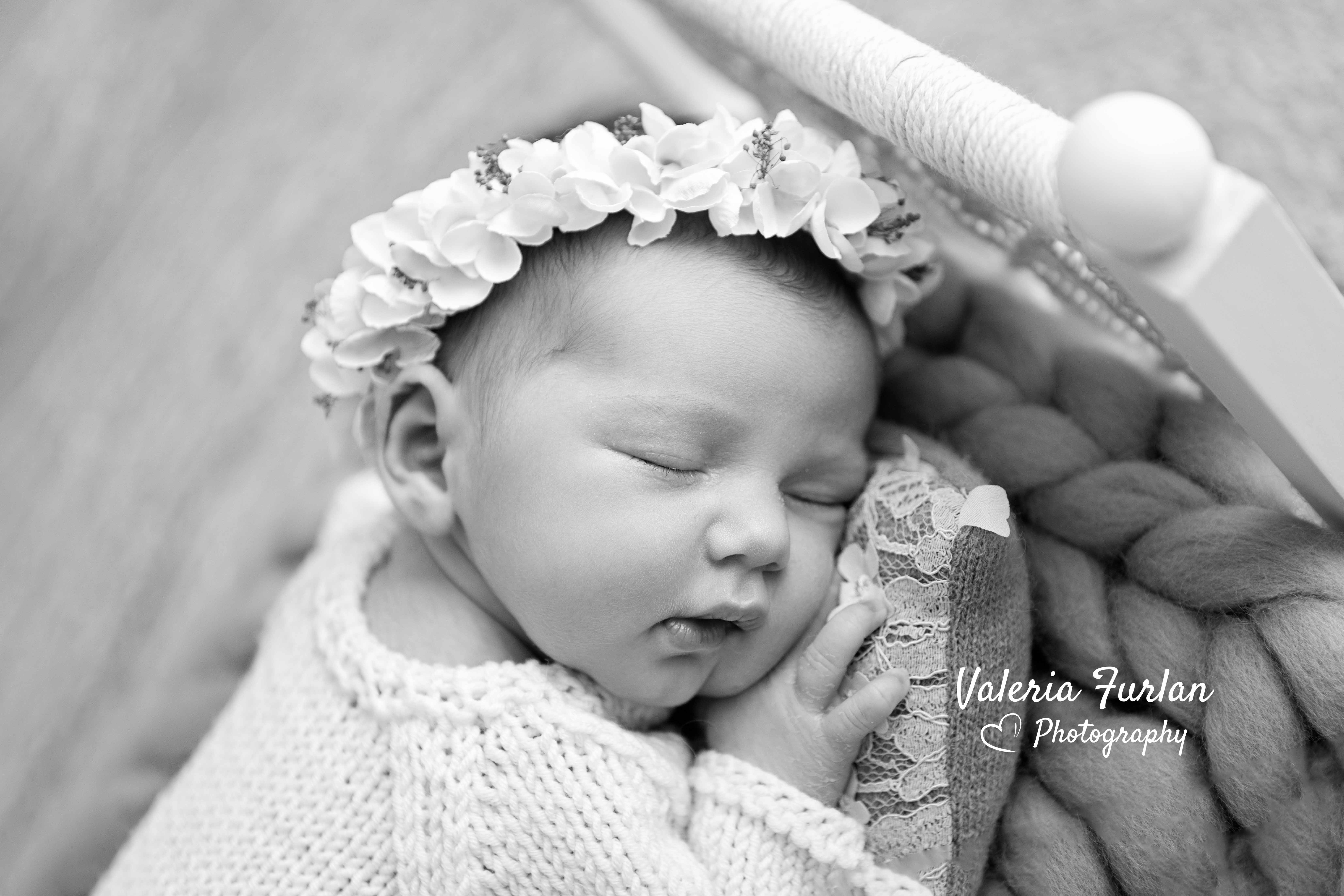 Séance photo de naissance à Strasbourg nouveau-né dans petit lit