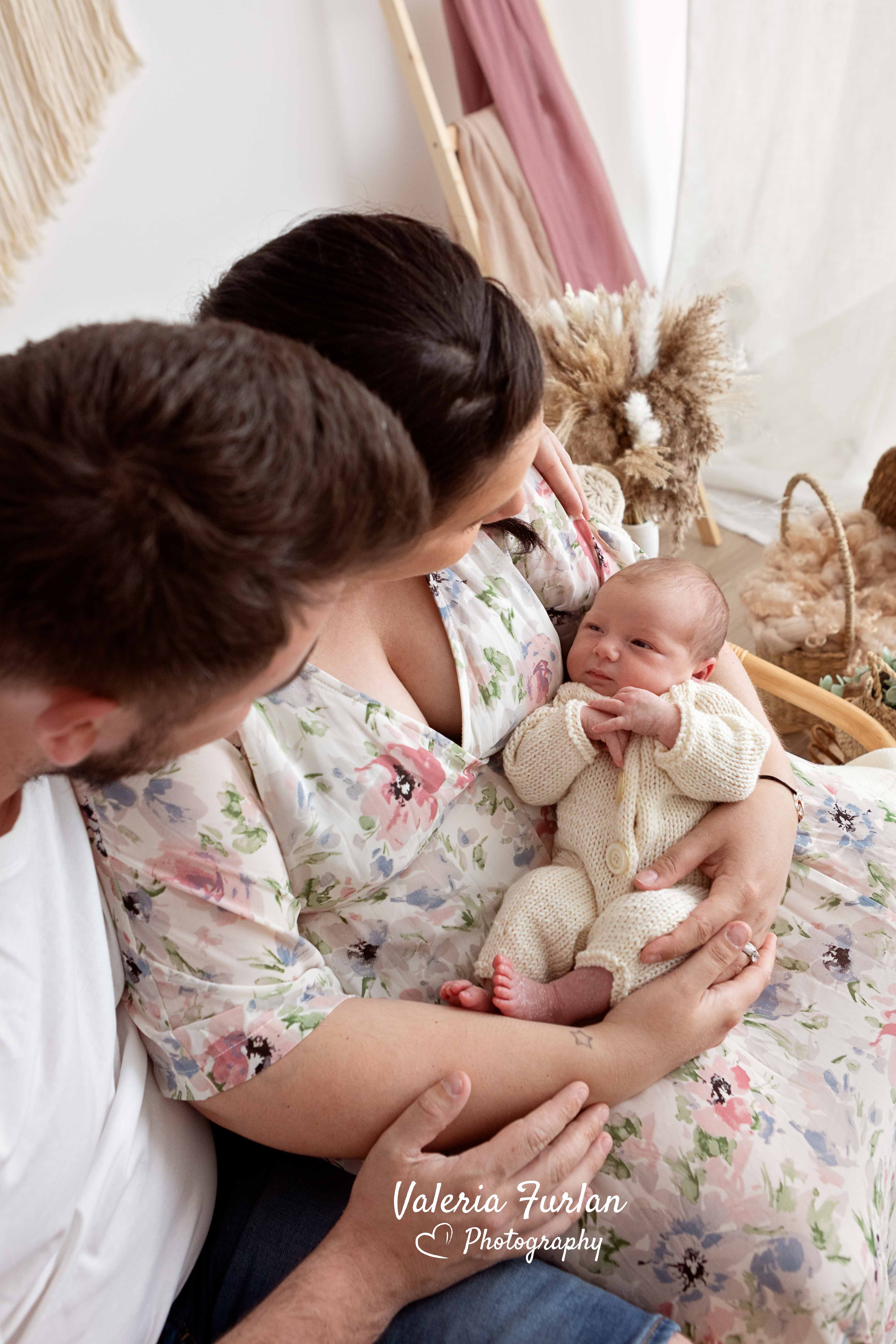 Séance photo de naissance naturelle lifestyle nouveau-né avec parents à Strasbourg