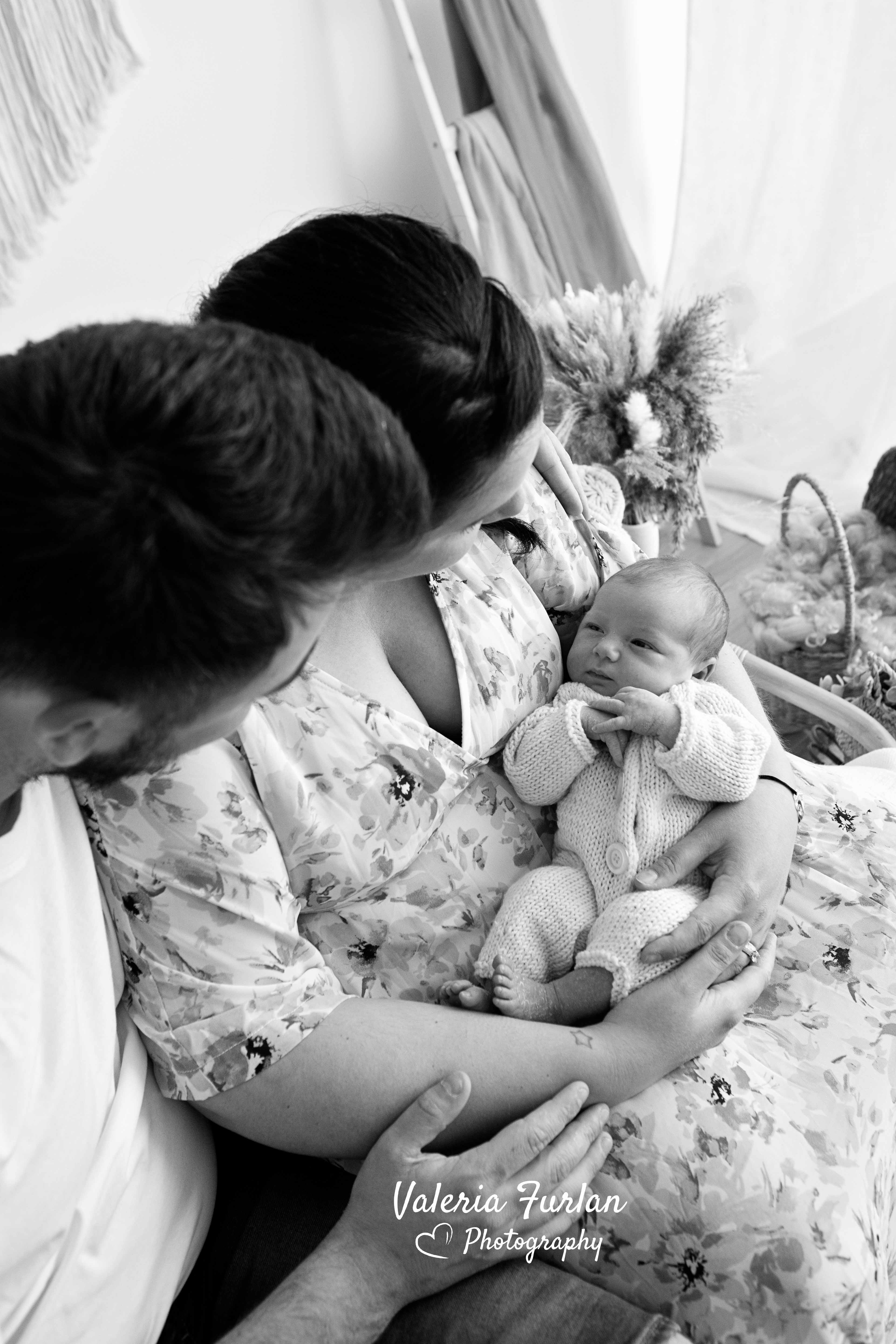 Séance photo de naissance naturelle lifestyle nouveau-né avec parents noir et blanc à Strasbourg