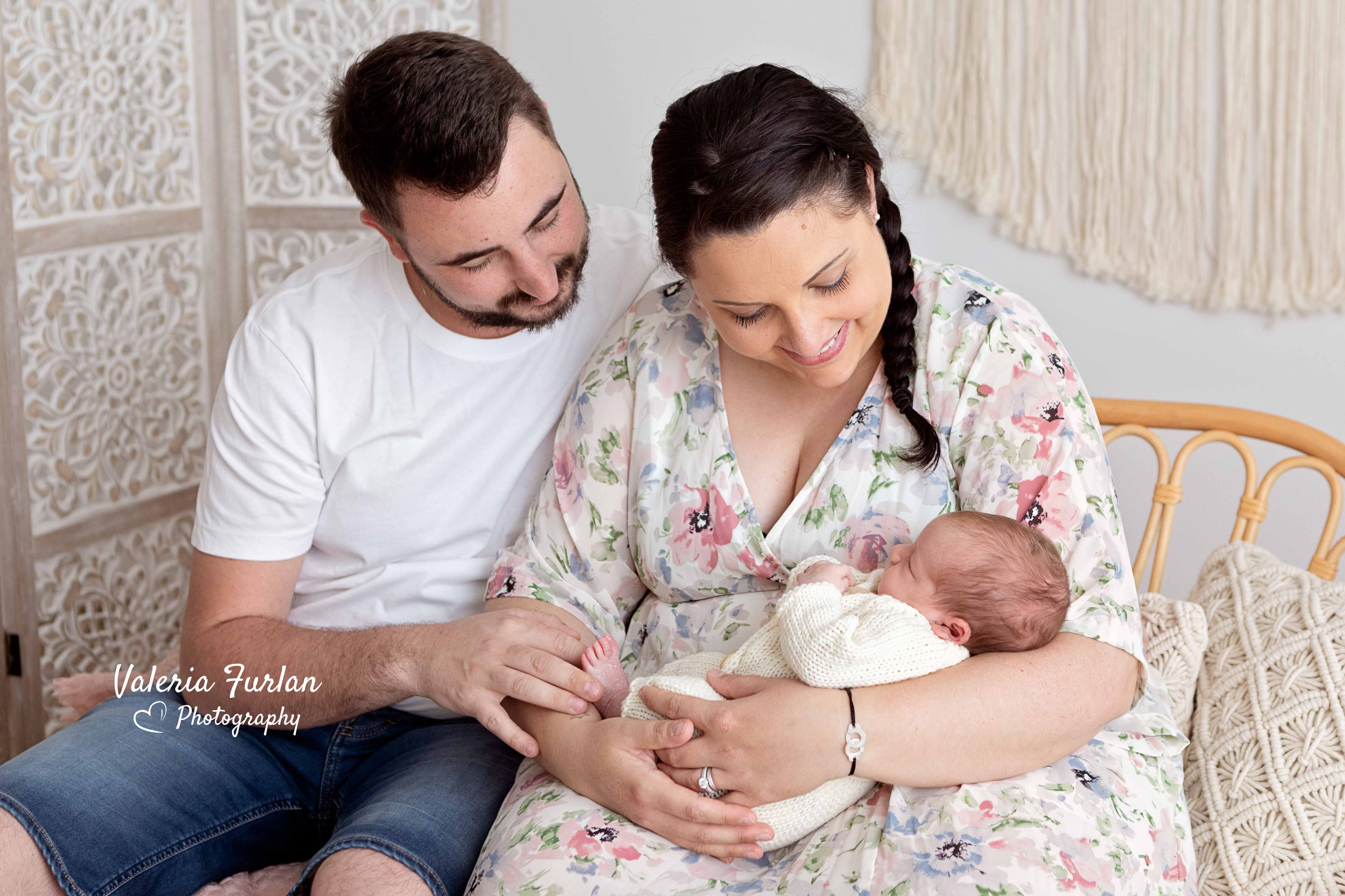 Séance photo de naissance naturelle lifestyle nouveau-né avec parents à Strasbourg