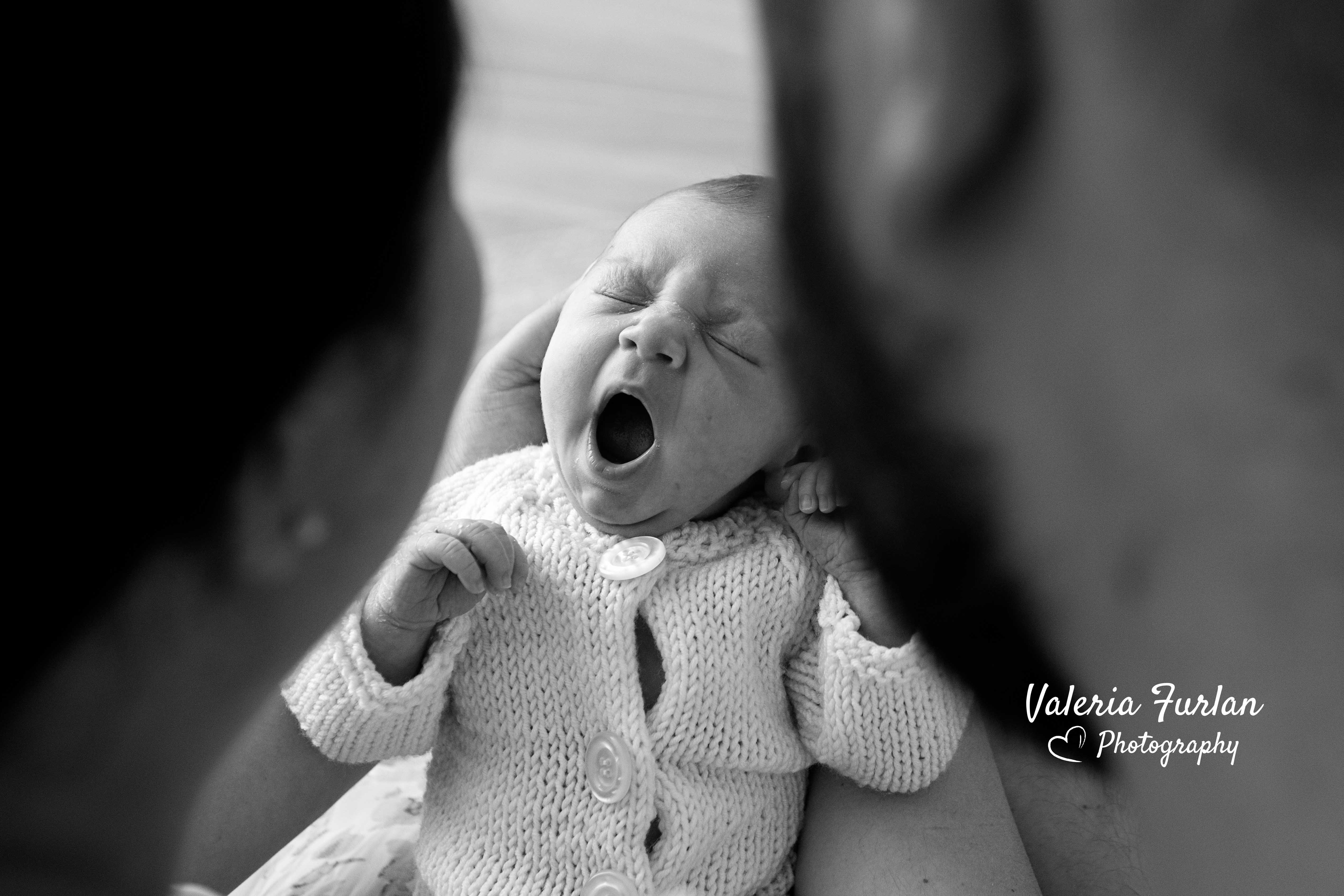 Shooting séance photo de naissance lifestyle à Strasbourg nouveau-né noir et blanc