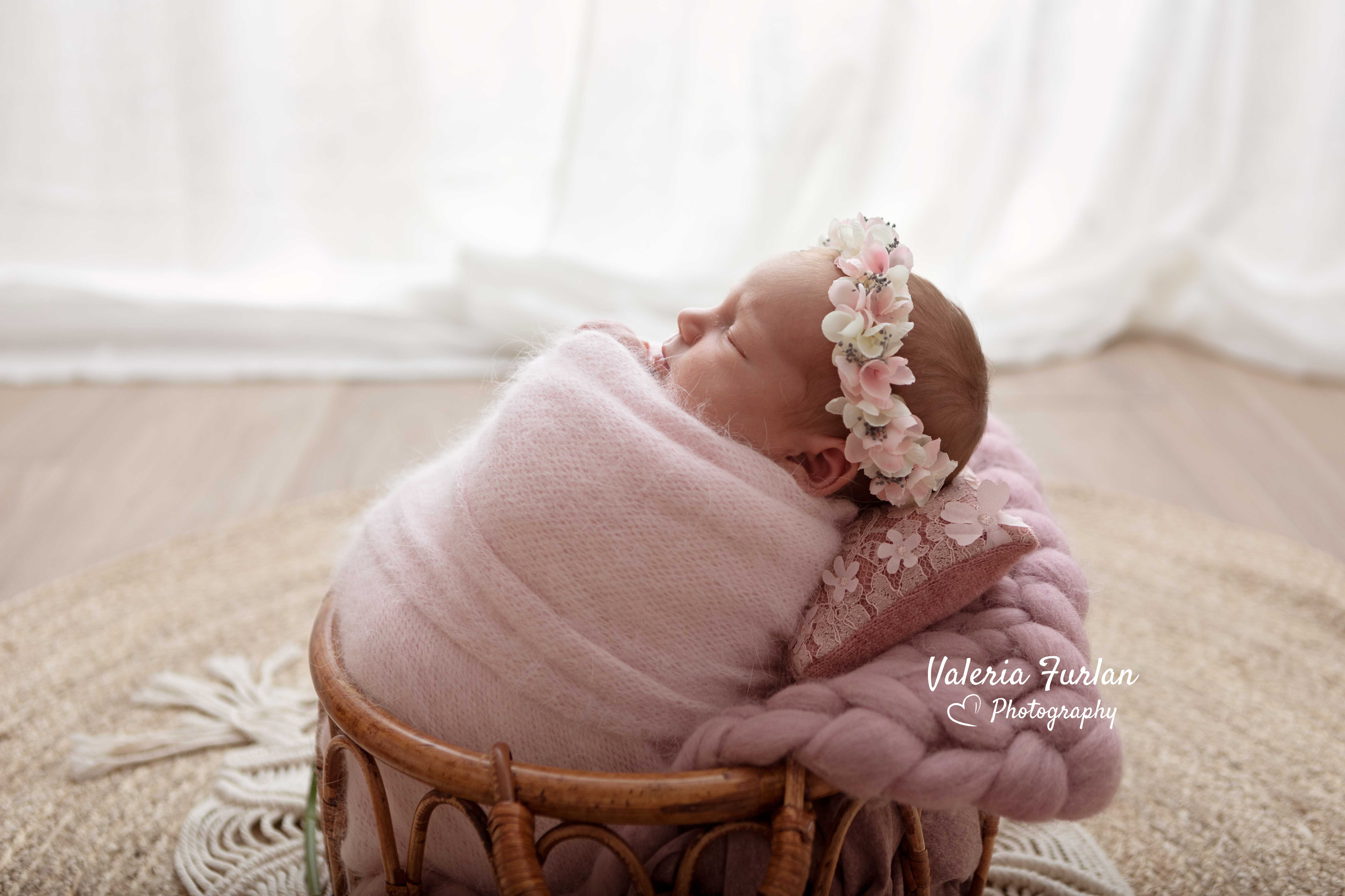 Séance photo de naissance lifestyle à Strasbourg nouveau-né dans panier