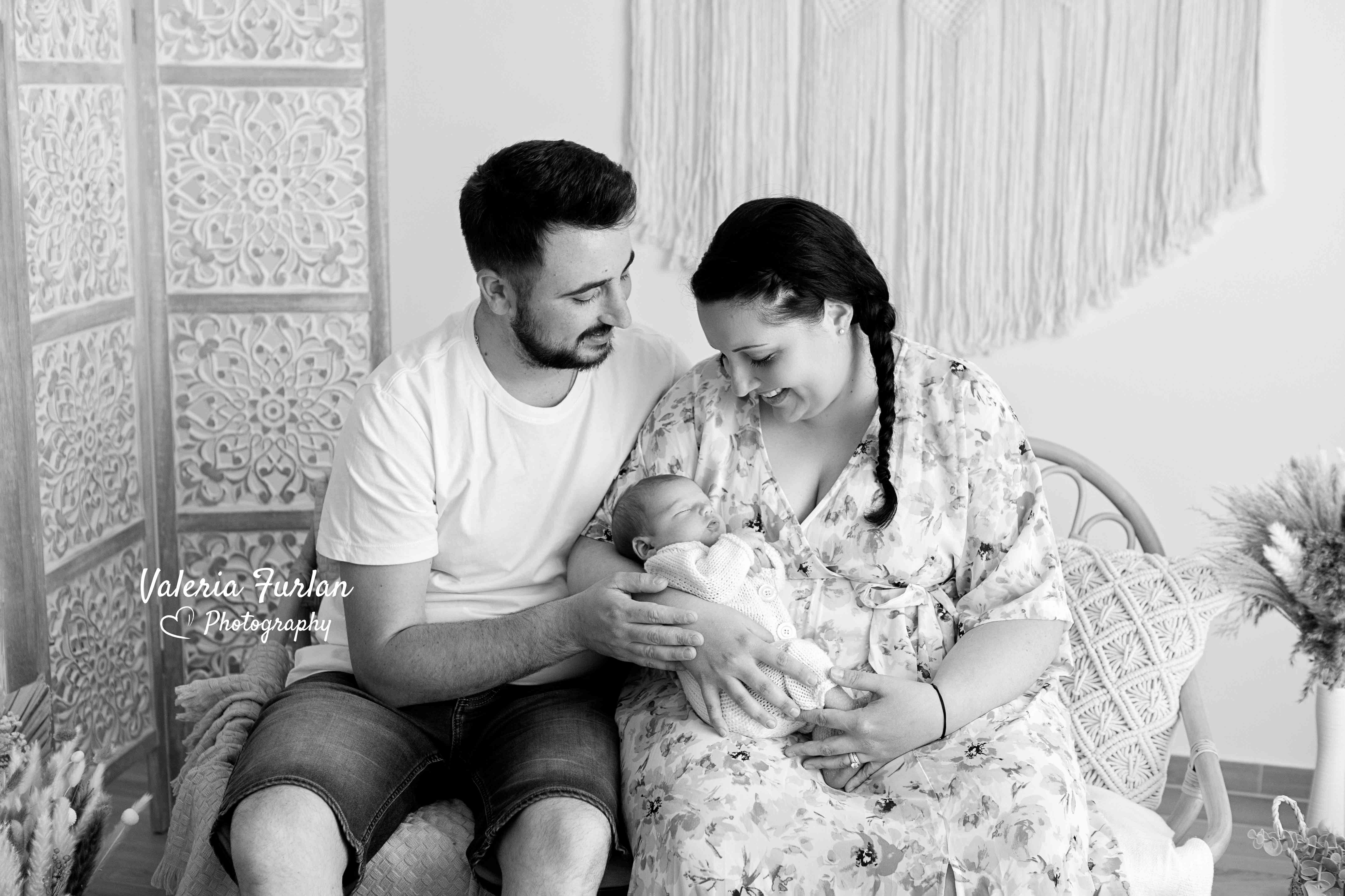 Séance photo de naissance naturelle lifestyle à Strasbourg bébé avec parents