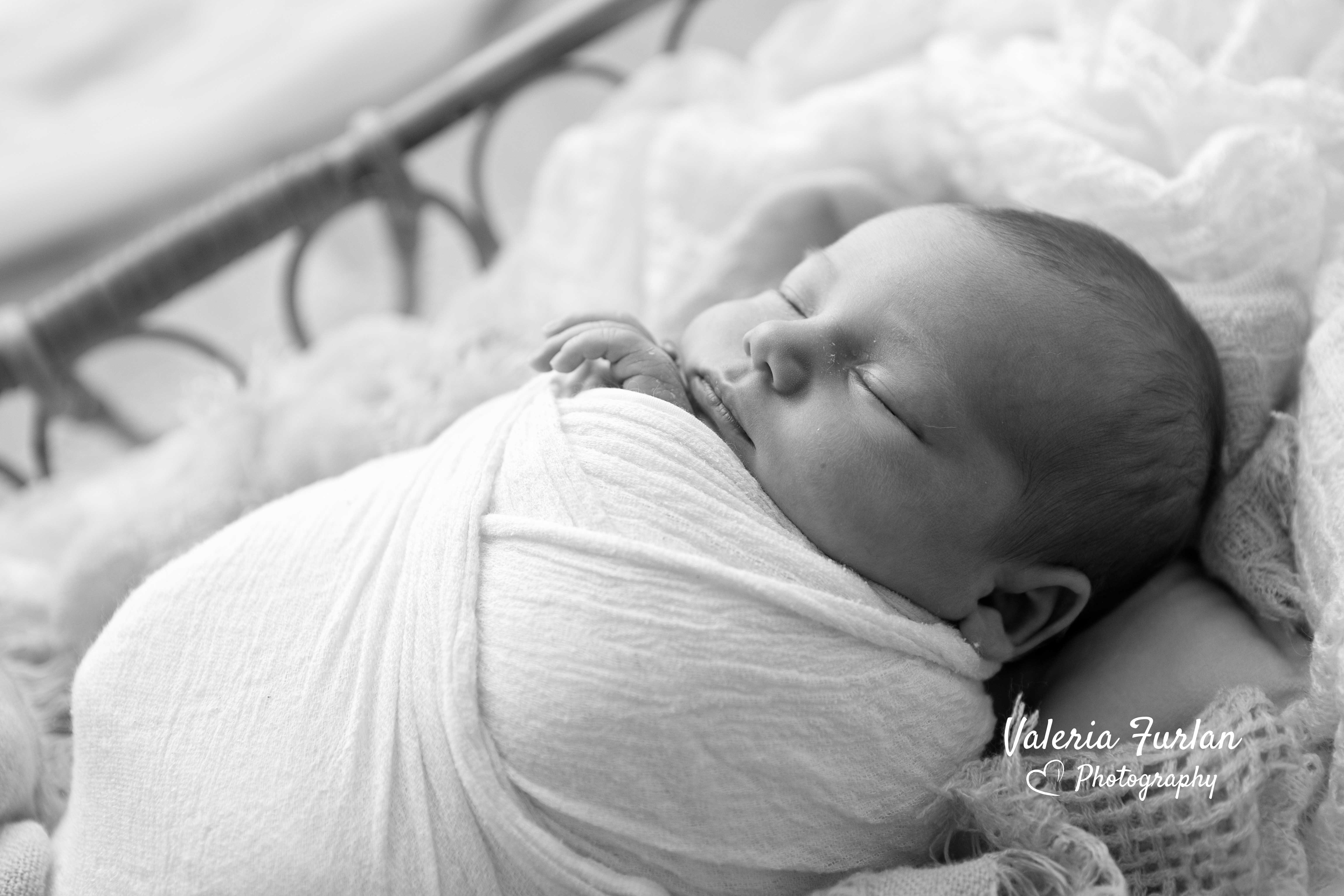 Séance photo de naissance naturelle lifestyle à Strasbourg nouveau-né noir et blanc