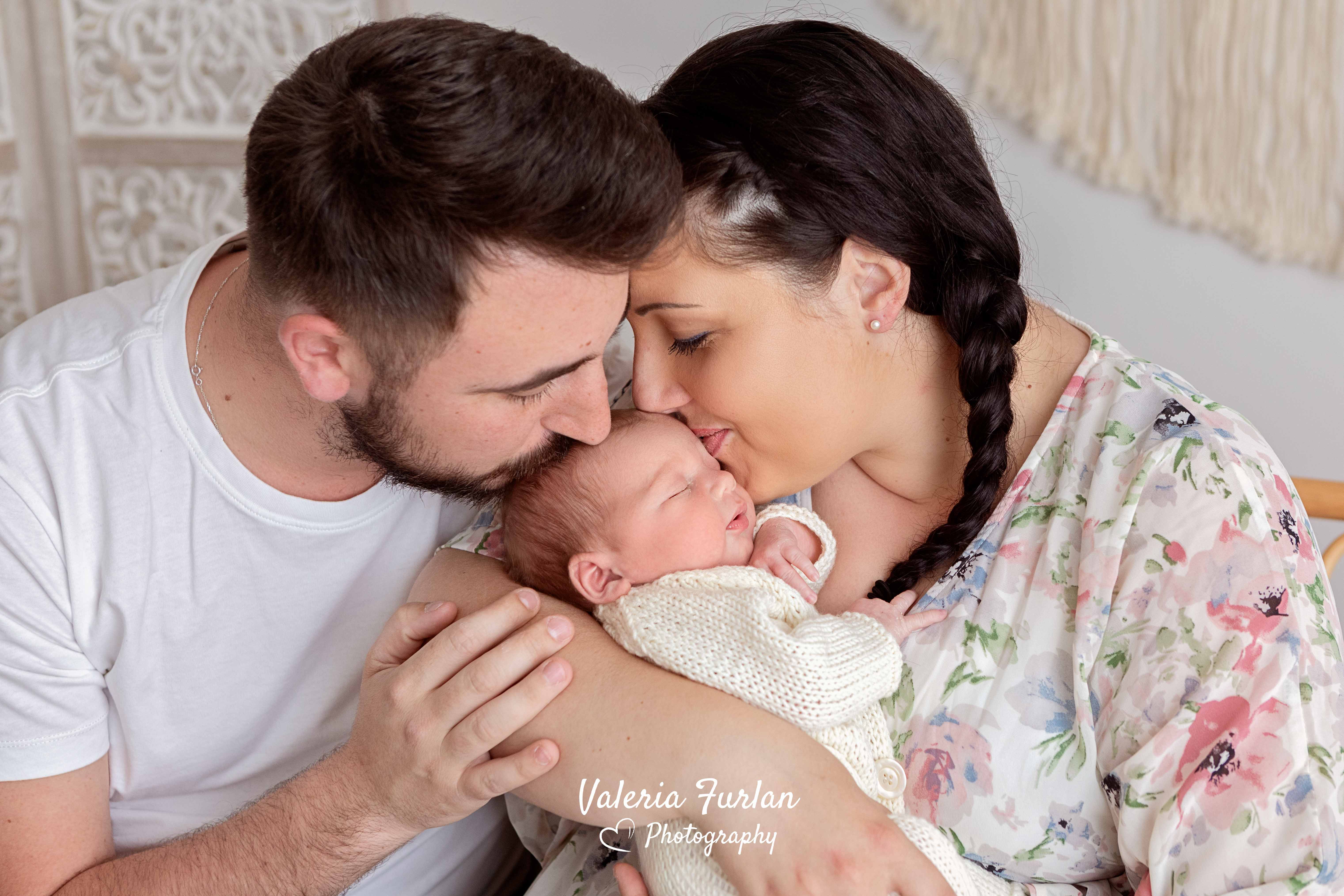 Séance photo de naissance naturelle lifestyle à Strasbourg bébé avec parents