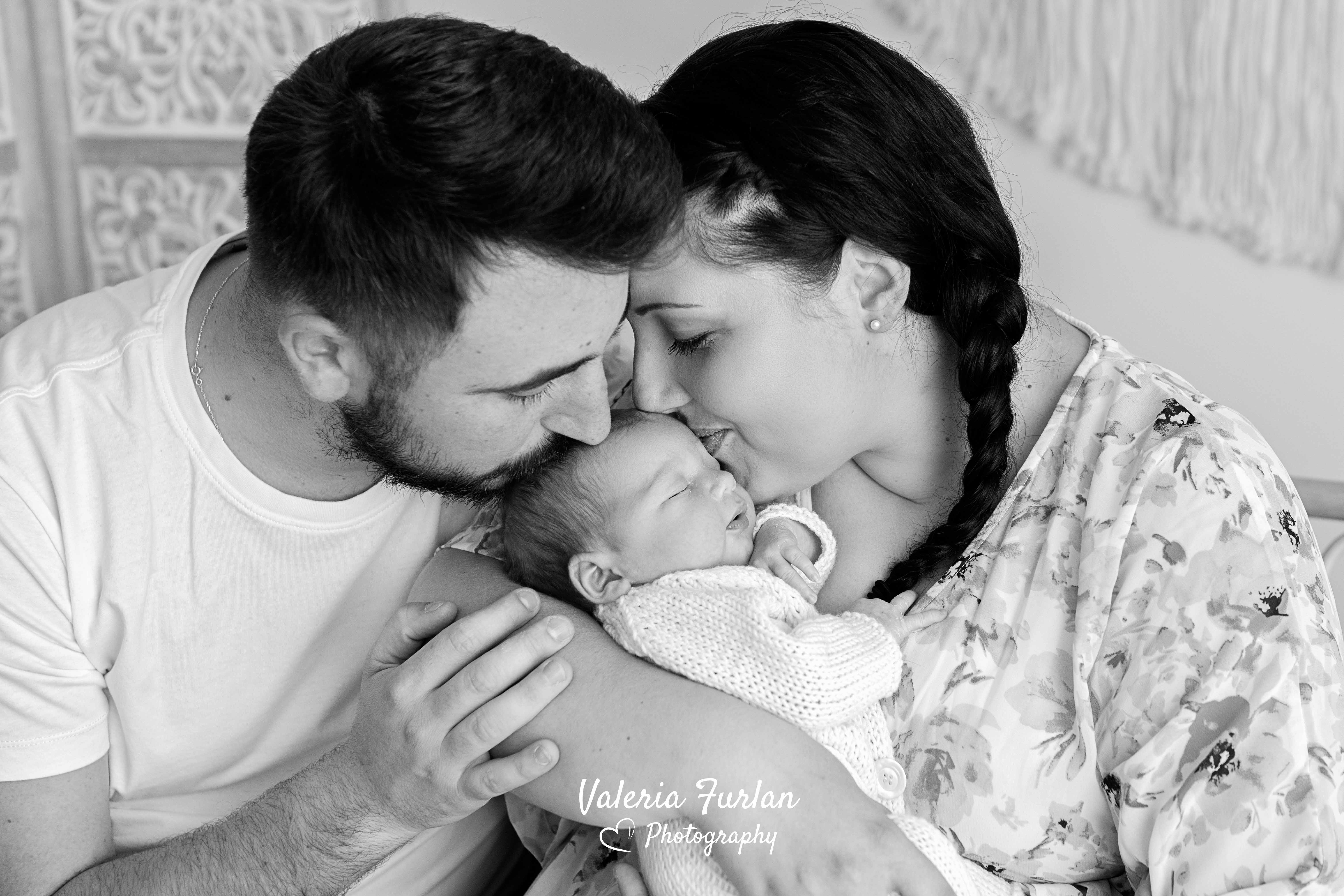 Séance photo de naissance naturelle lifestyle à Strasbourg bébé avec parents