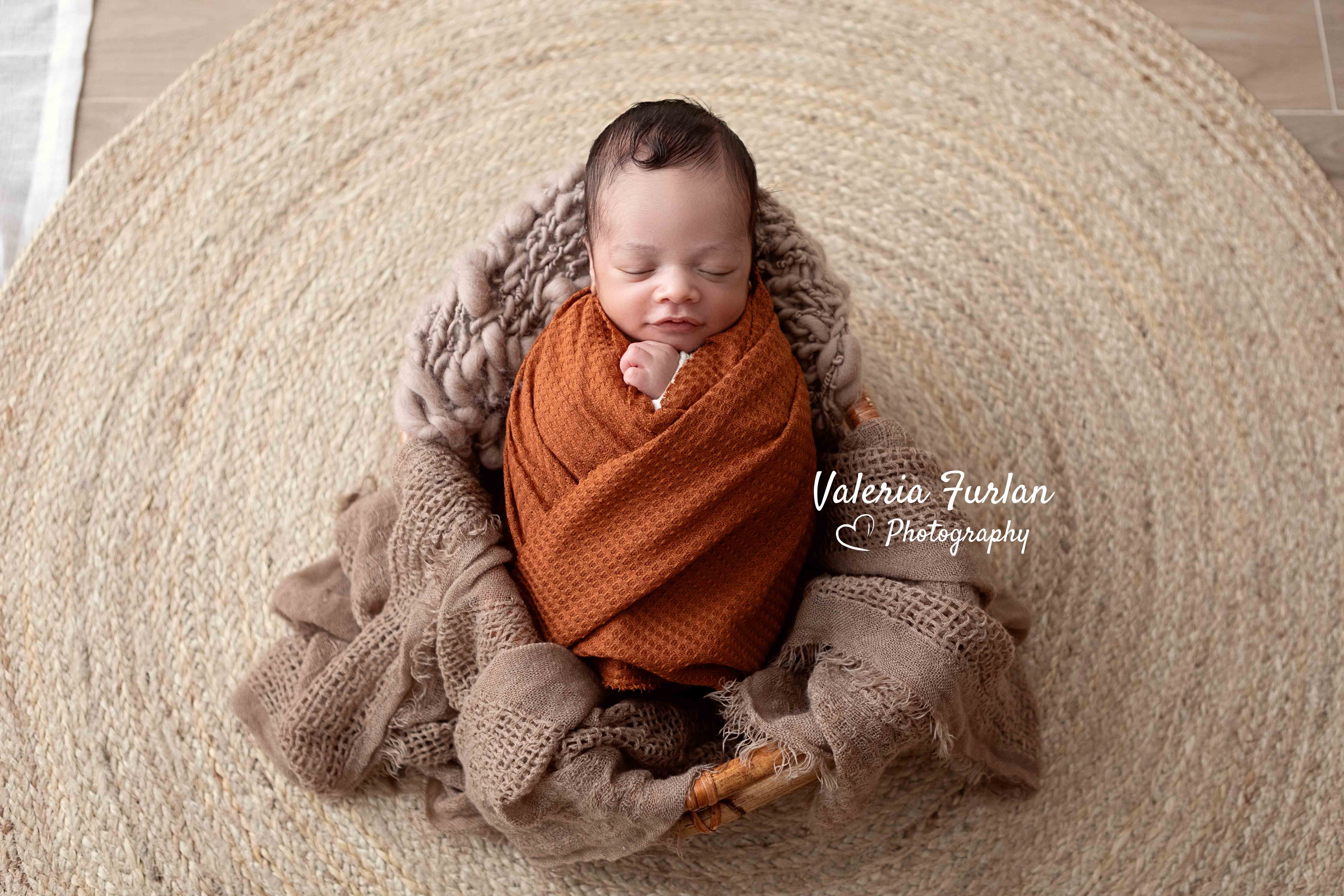 Séance photo de naissance naturelle lifestyle à Strasbourg bébé dans panier
