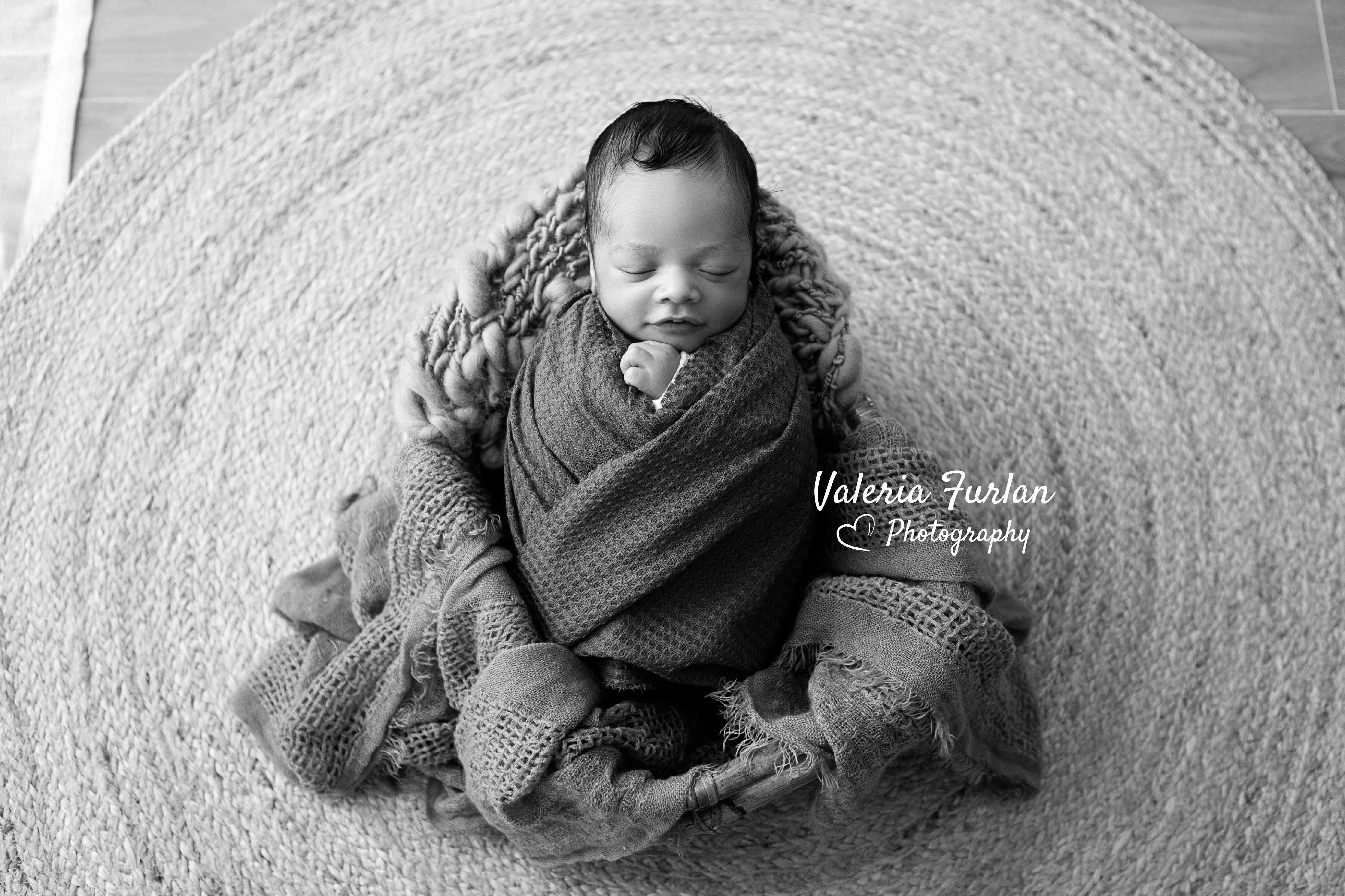 Séance photo de naissance naturelle lifestyle à Strasbourg bébé dans panier