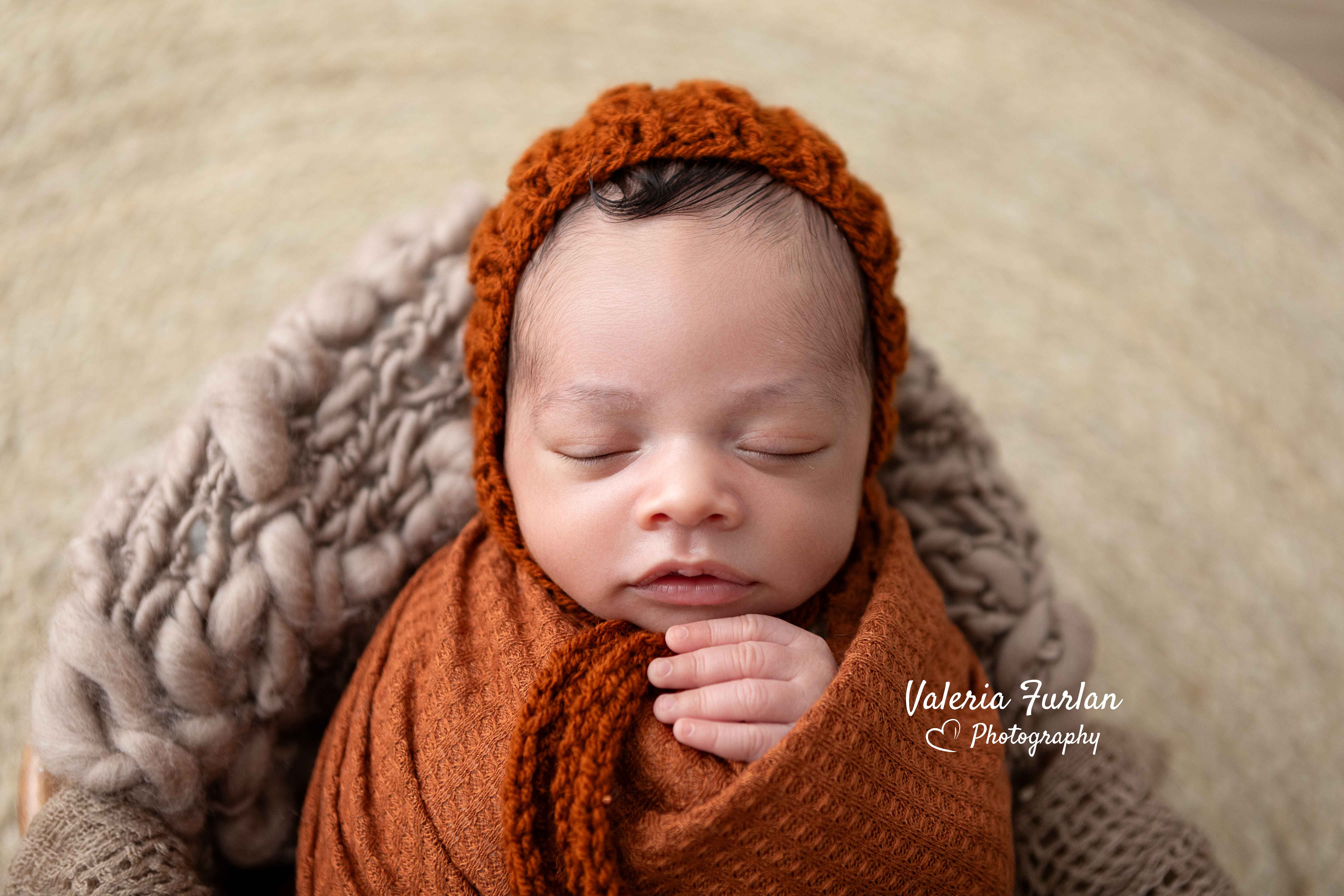 Séance photo de naissance naturelle lifestyle à Strasbourg bébé dans panier