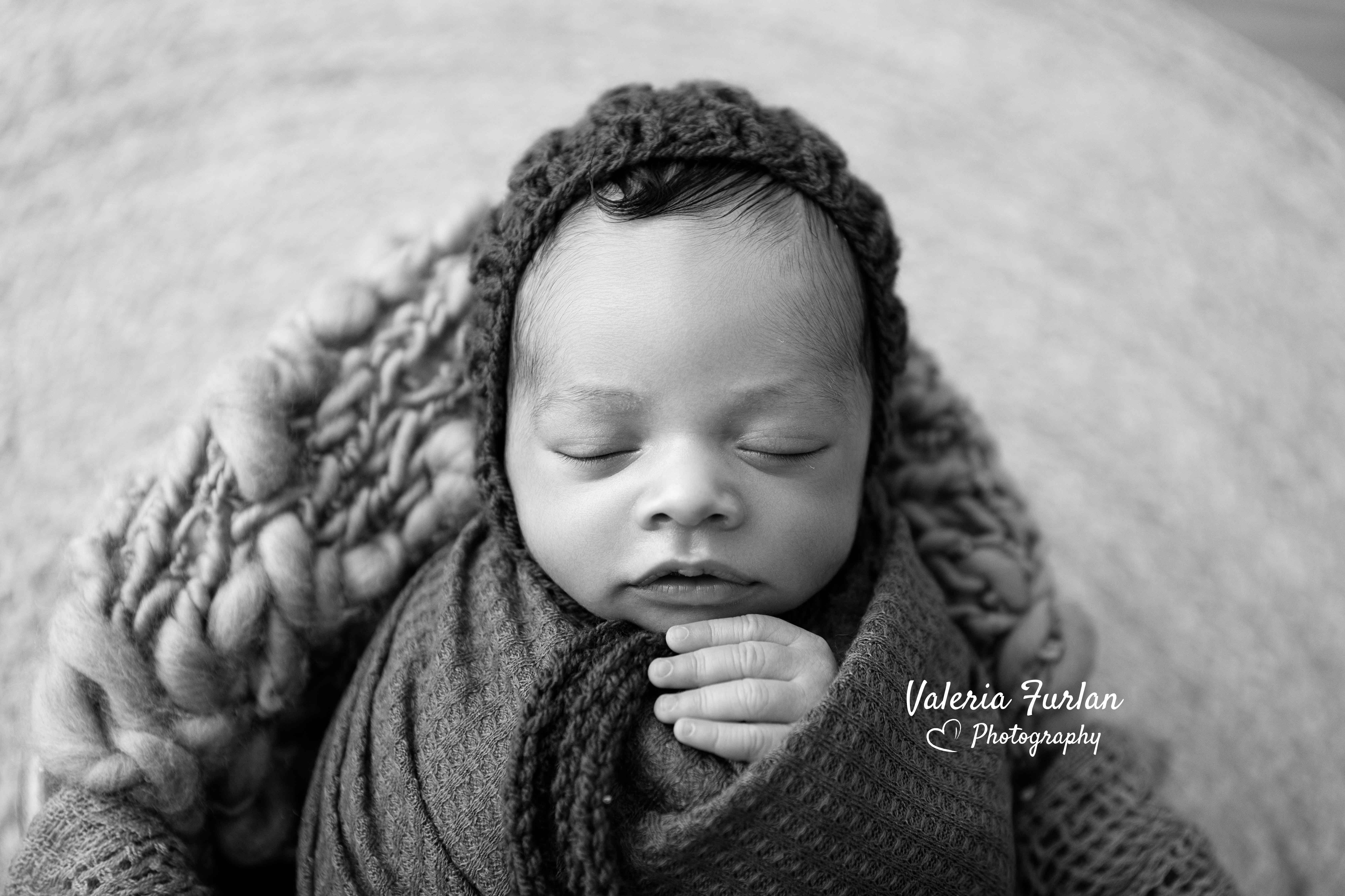 Séance photo de naissance naturelle lifestyle à Strasbourg bébé dans panier