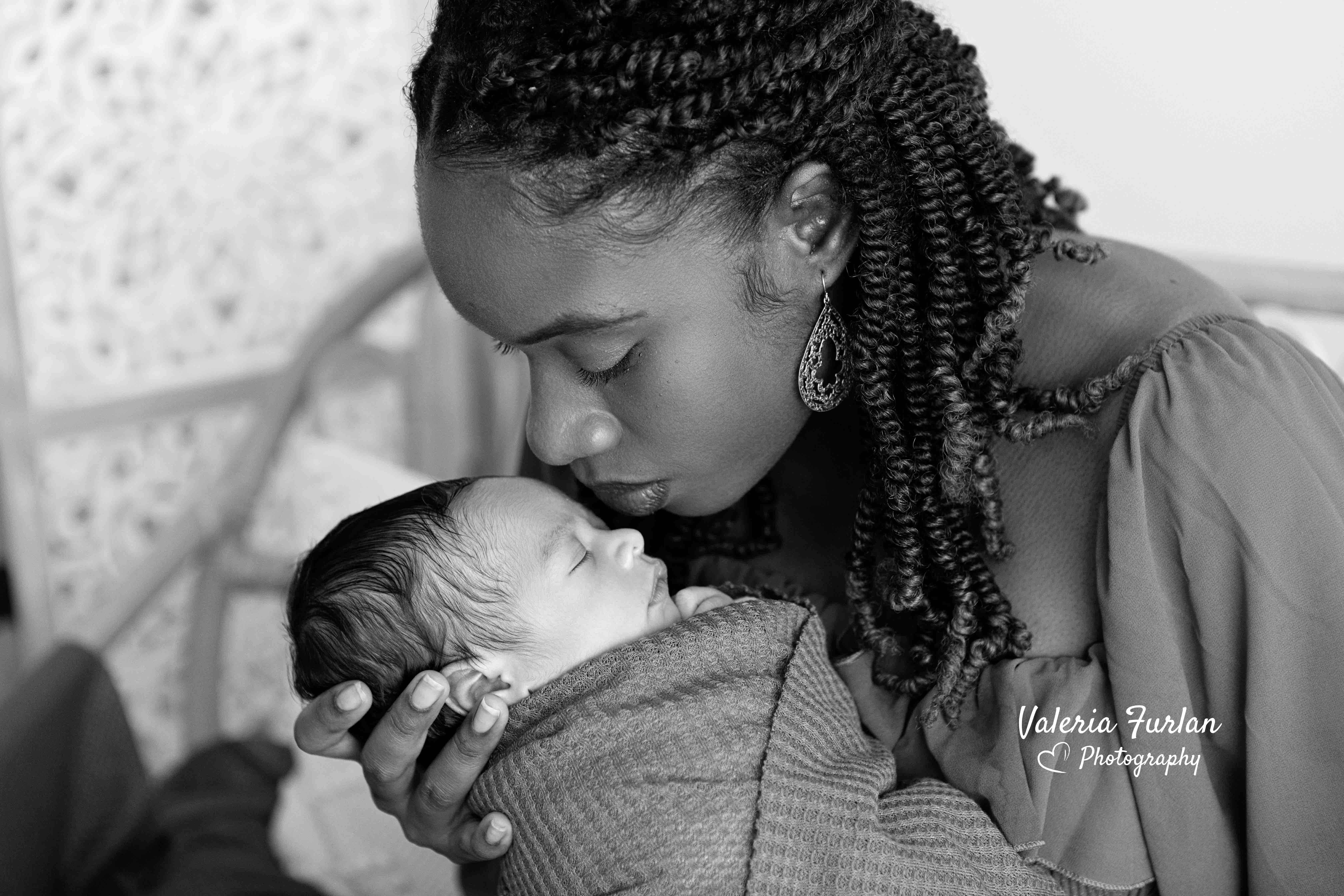 Séance photo de naissance naturelle lifestyle à Strasbourg bébé avec maman