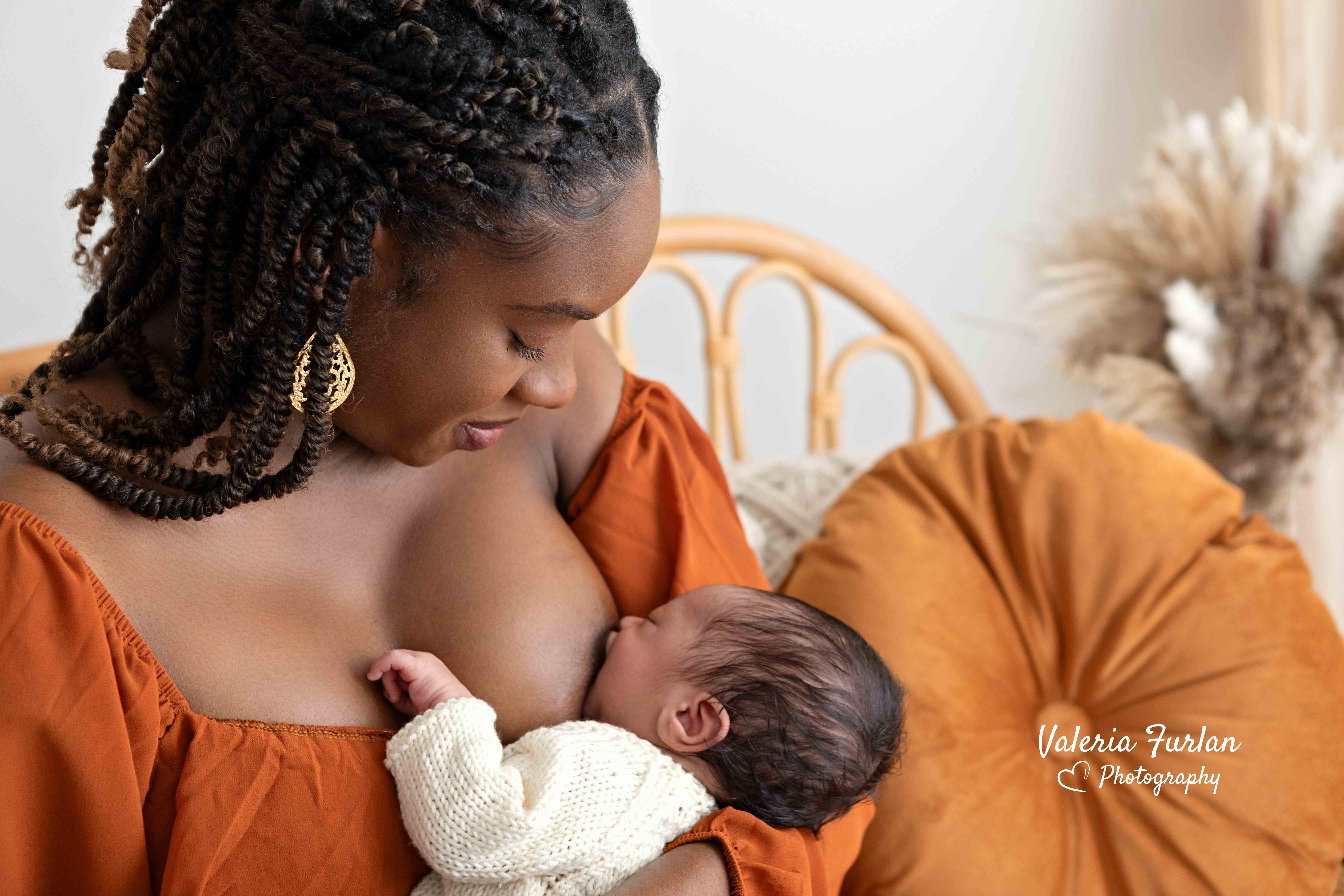 Séance photo de naissance naturelle lifestyle à Strasbourg nouveau-né avec maman allaitement