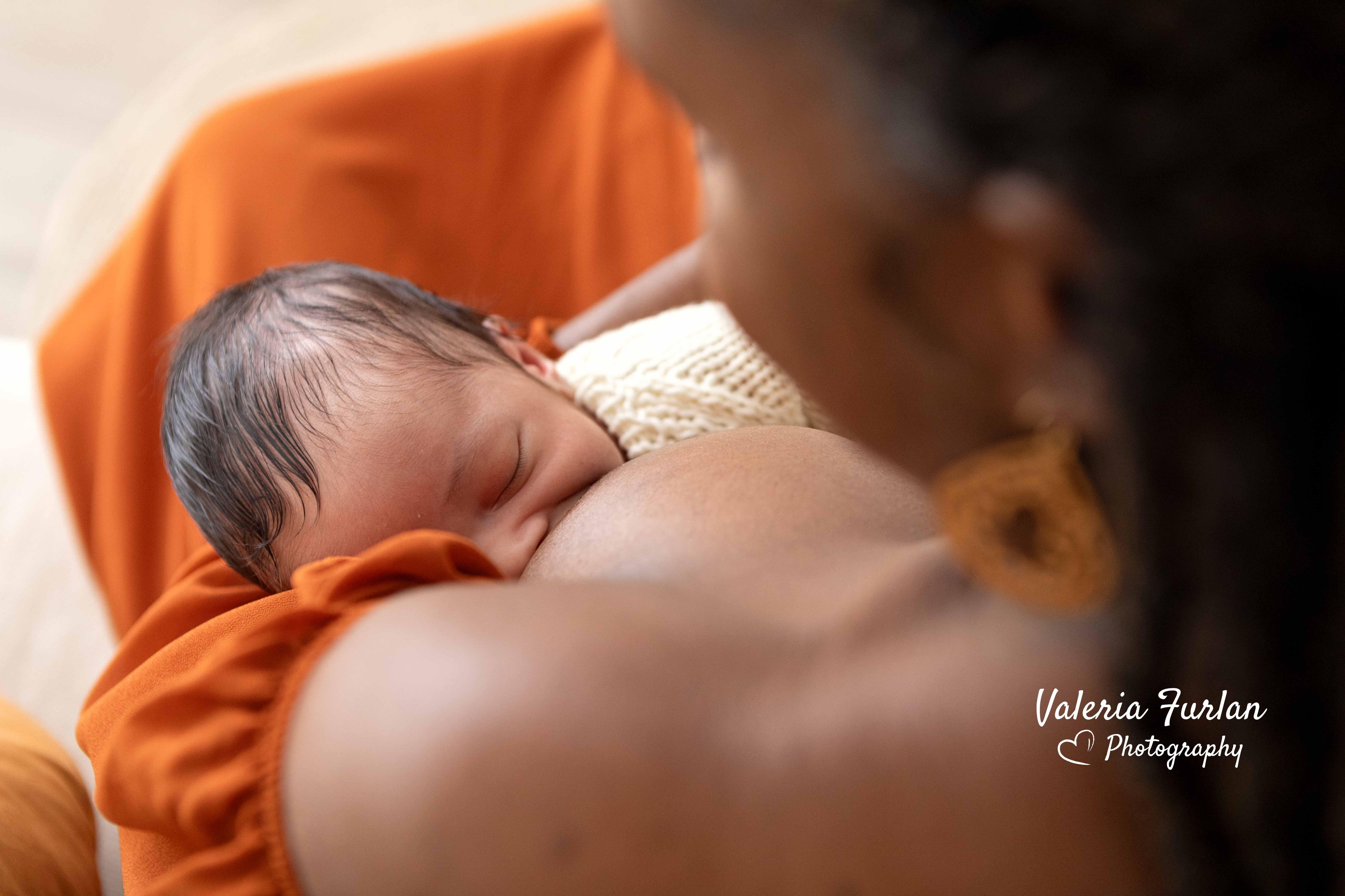 Séance photo de naissance naturelle lifestyle à Strasbourg nouveau-né avec maman allaitement
