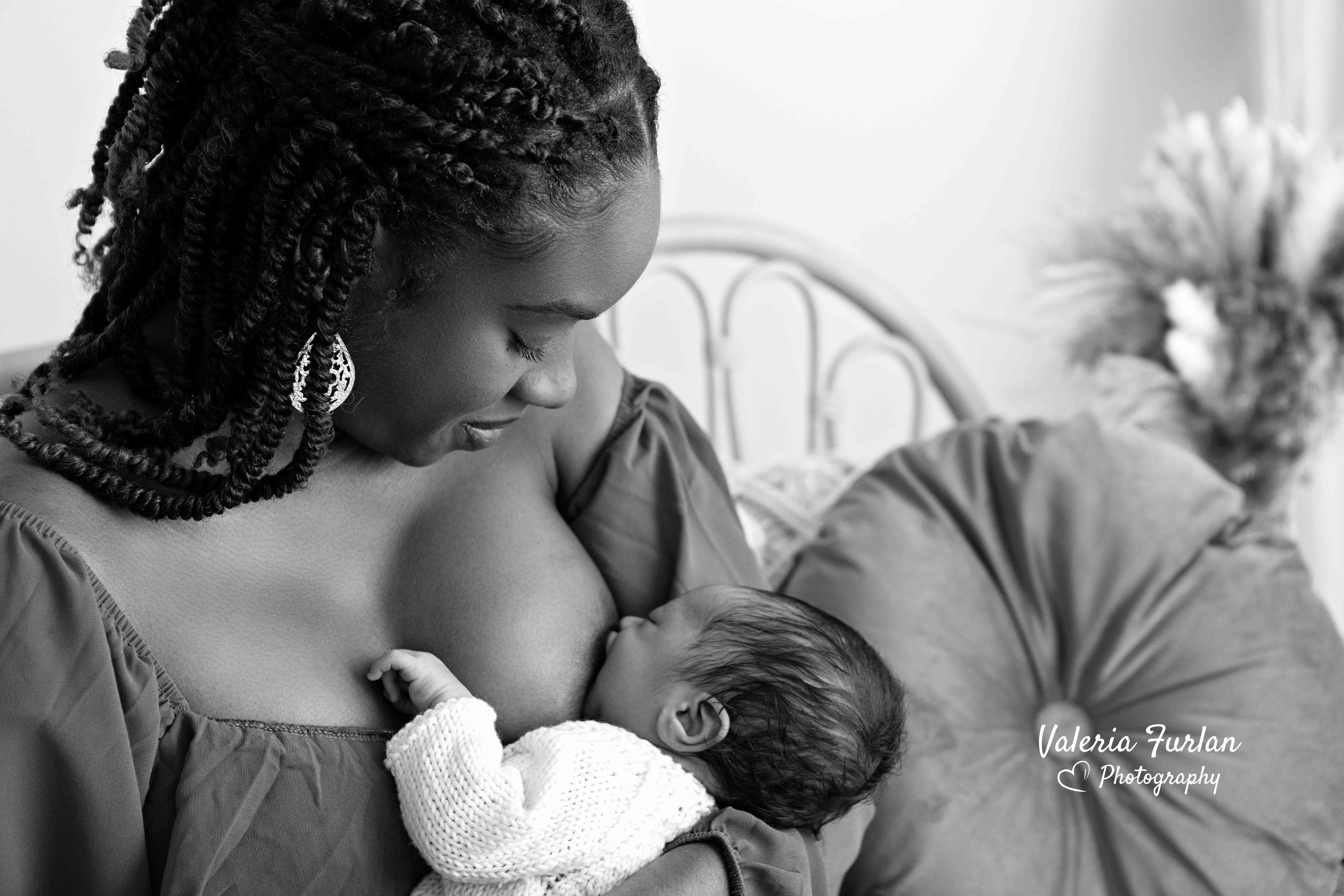 Séance photo de naissance naturelle lifestyle à Strasbourg nouveau-né avec maman allaitement