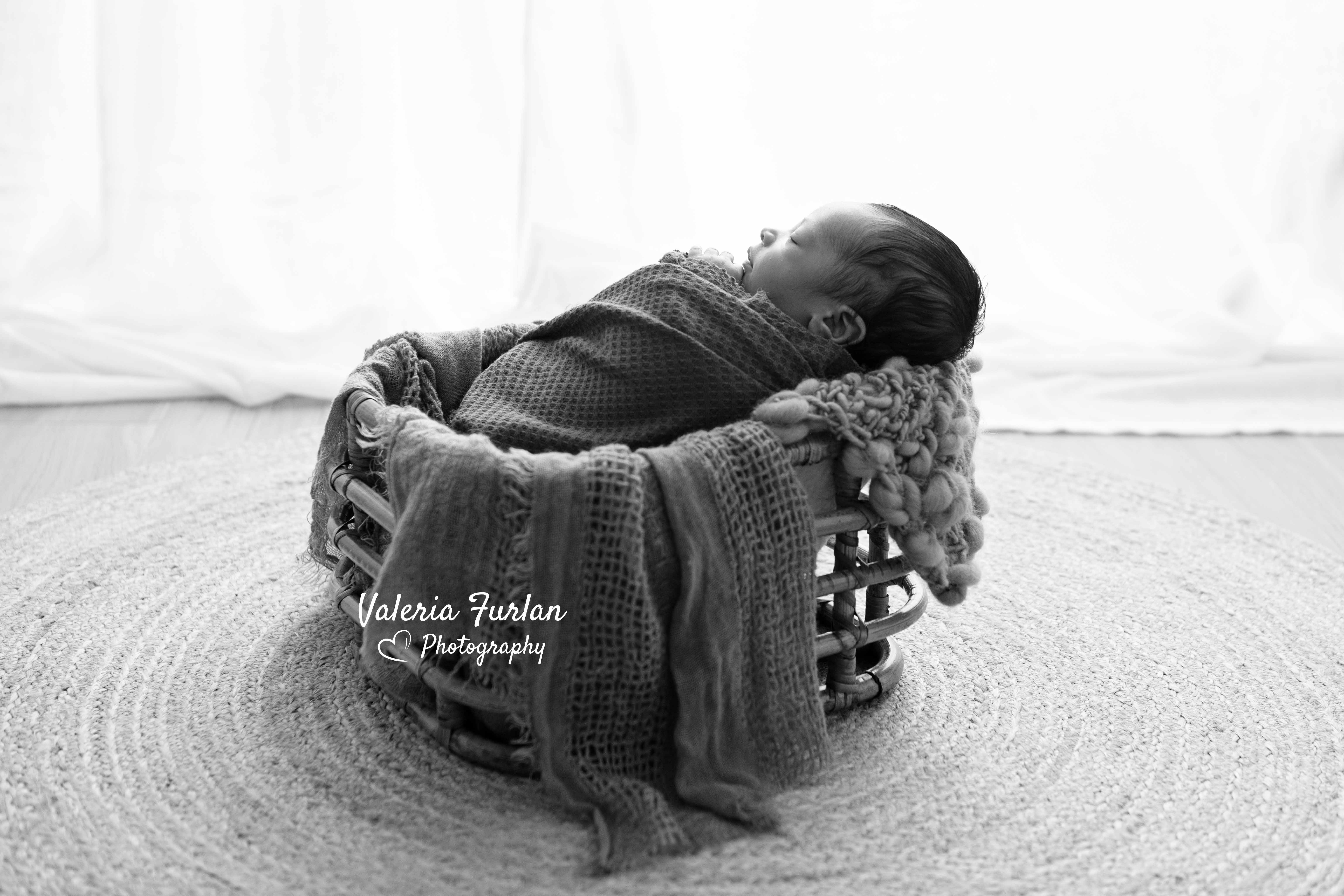 Séance photo de naissance naturelle lifestyle à Strasbourg bébé dans panier