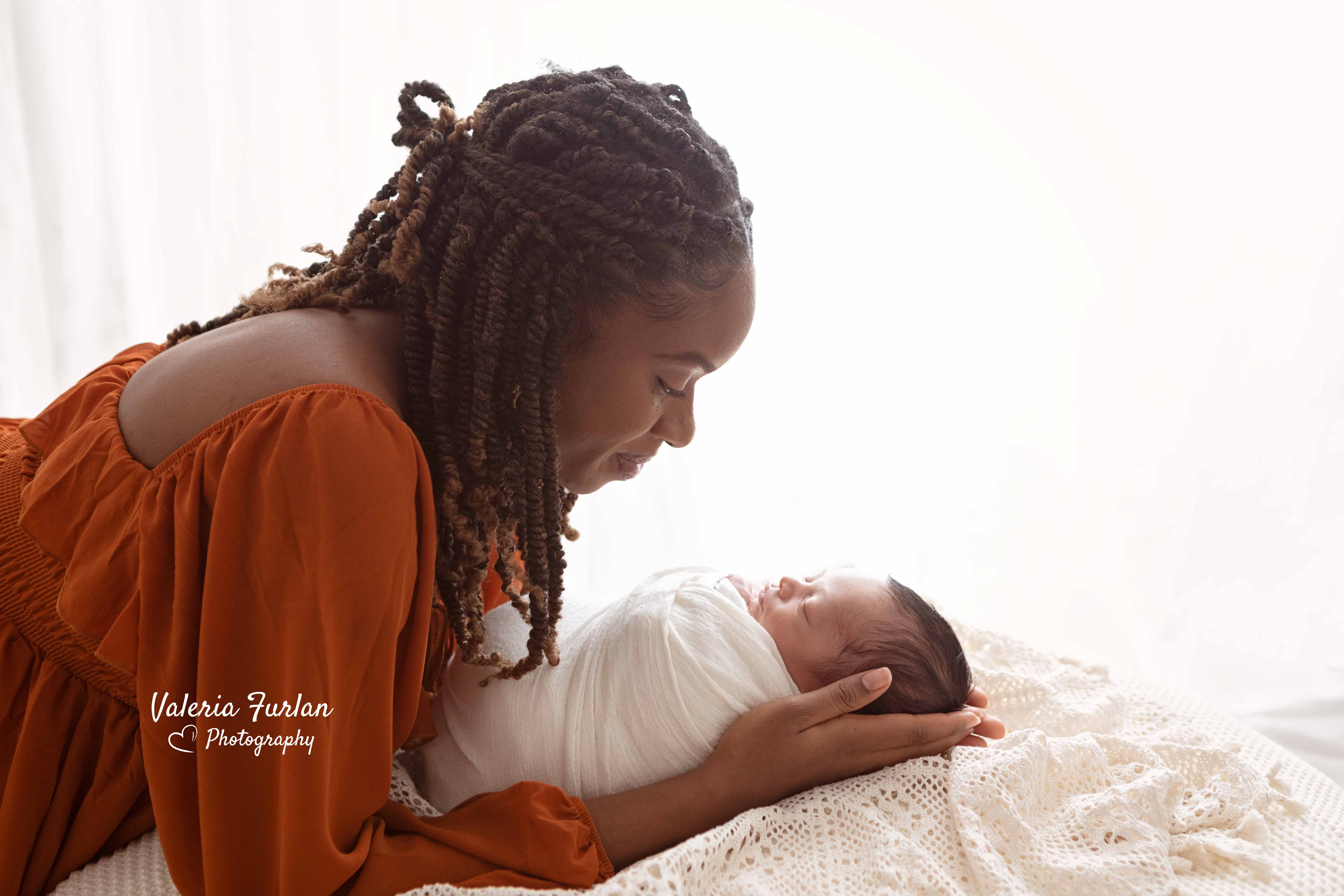 Séance photo de naissance naturelle lifestyle à Strasbourg bébé avec maman