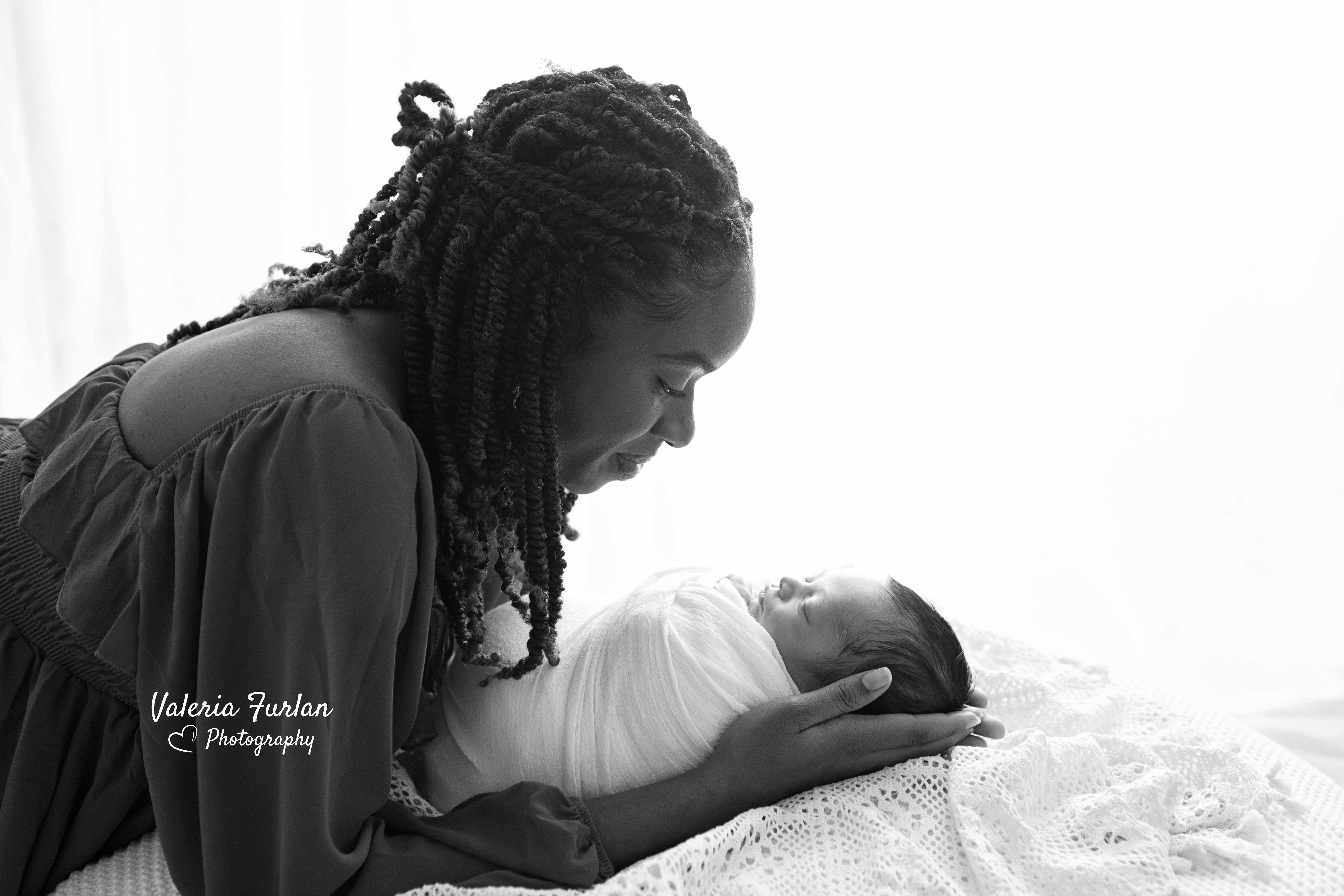 Séance photo de naissance naturelle lifestyle à Strasbourg nouveau-né avec maman