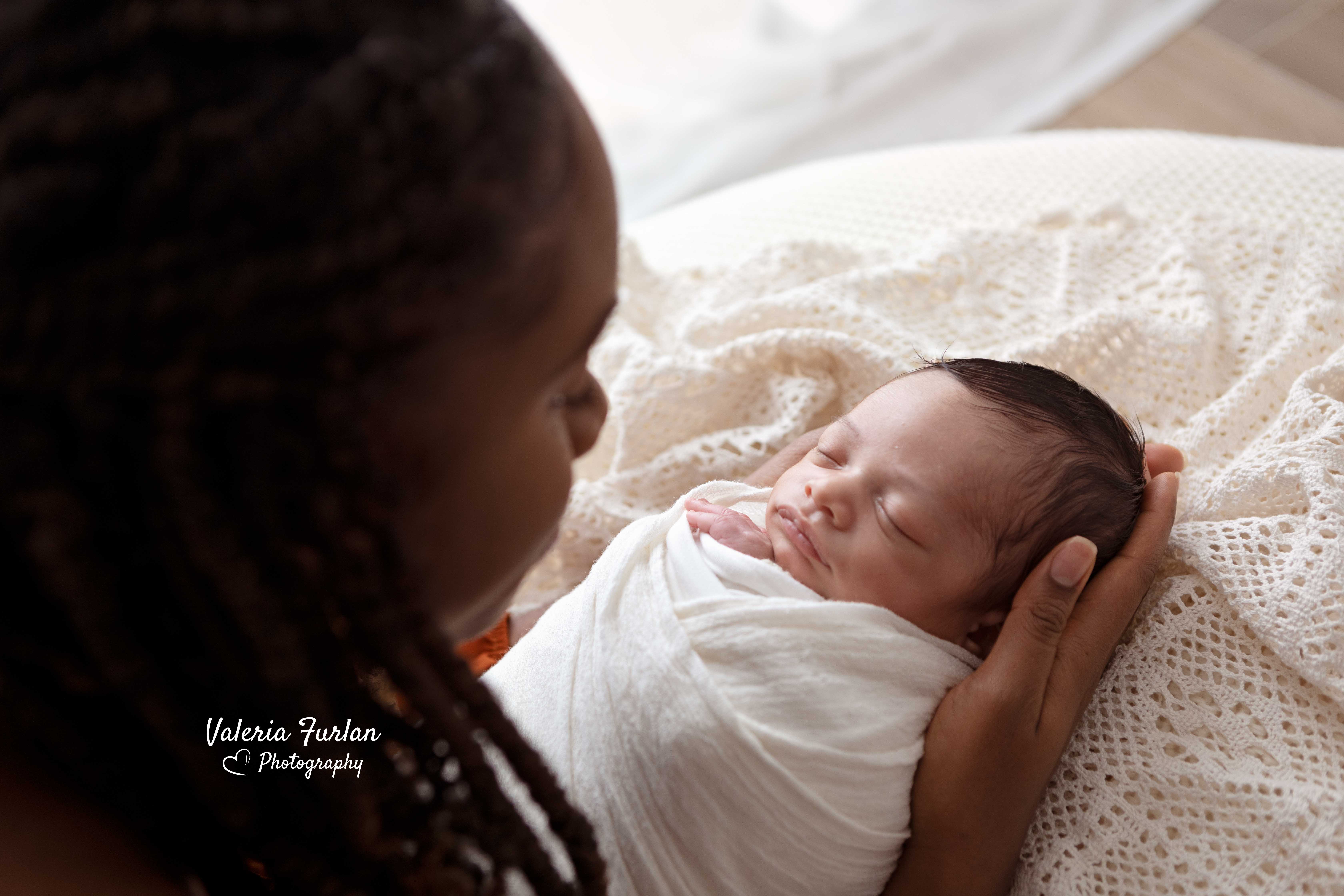 Séance photo de naissance naturelle lifestyle à Strasbourg nouveau-né avec maman