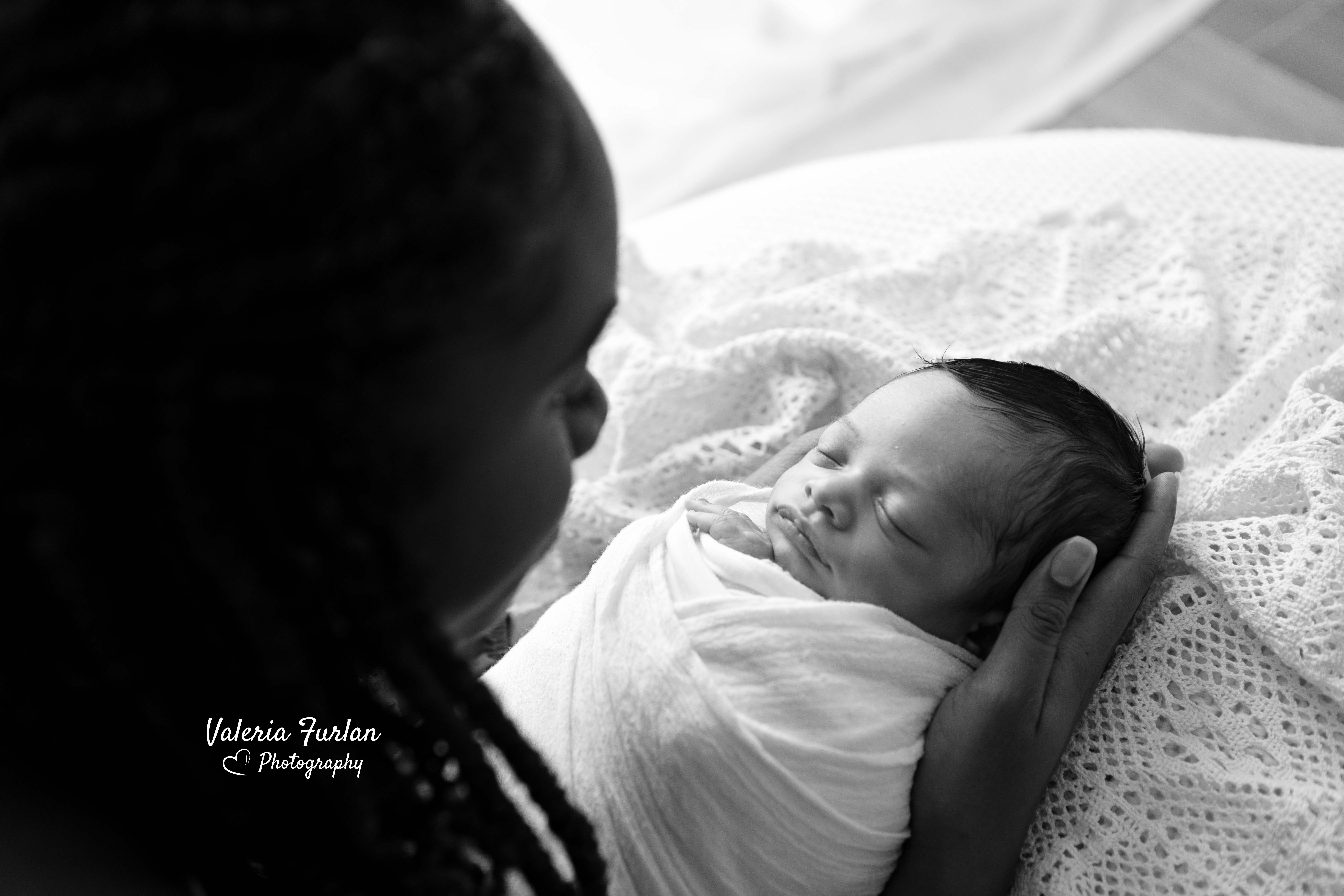 Séance photo de naissance naturelle lifestyle à Strasbourg bébé avec maman