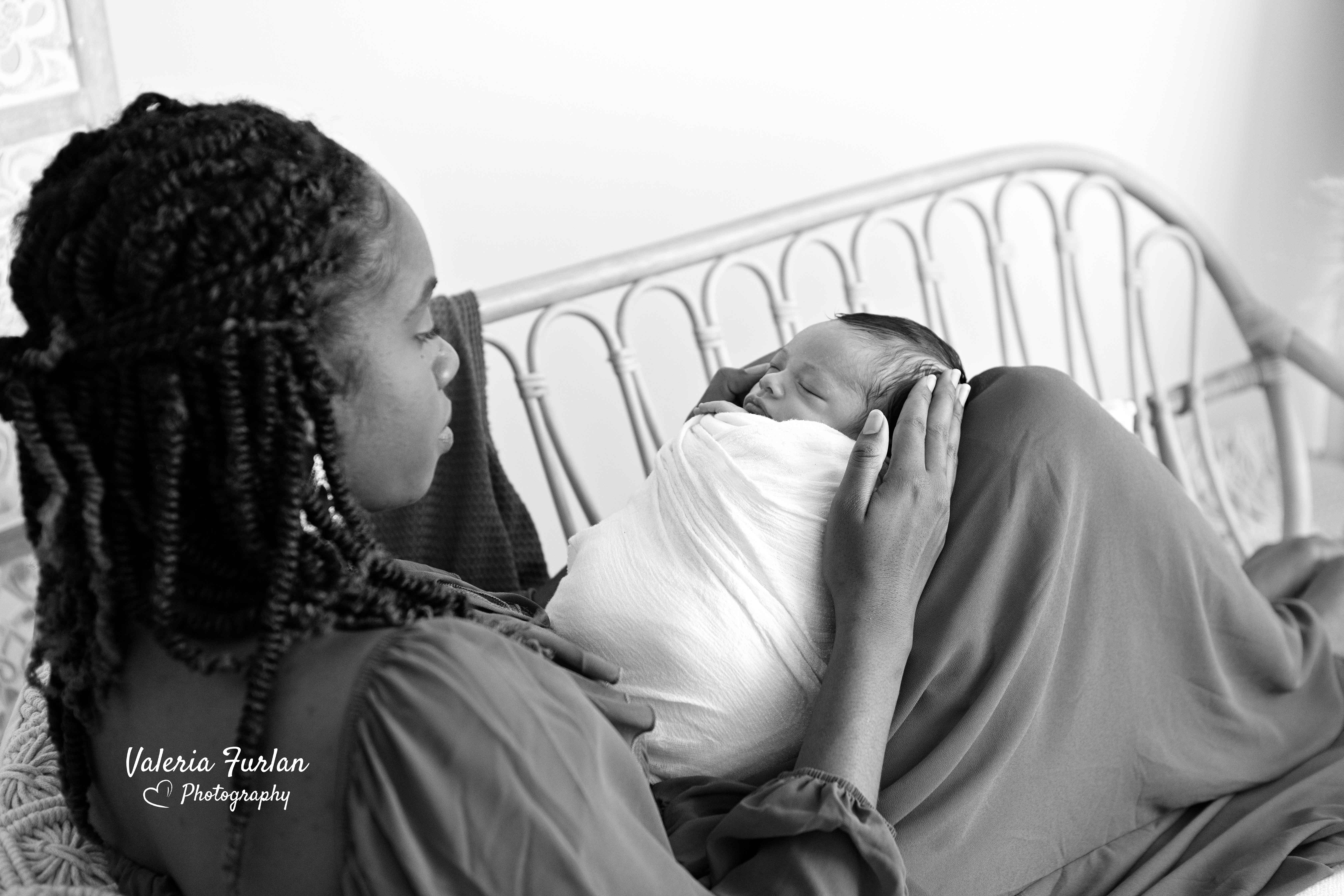 Séance photo de naissance naturelle lifestyle à Strasbourg nouveau-né avec maman