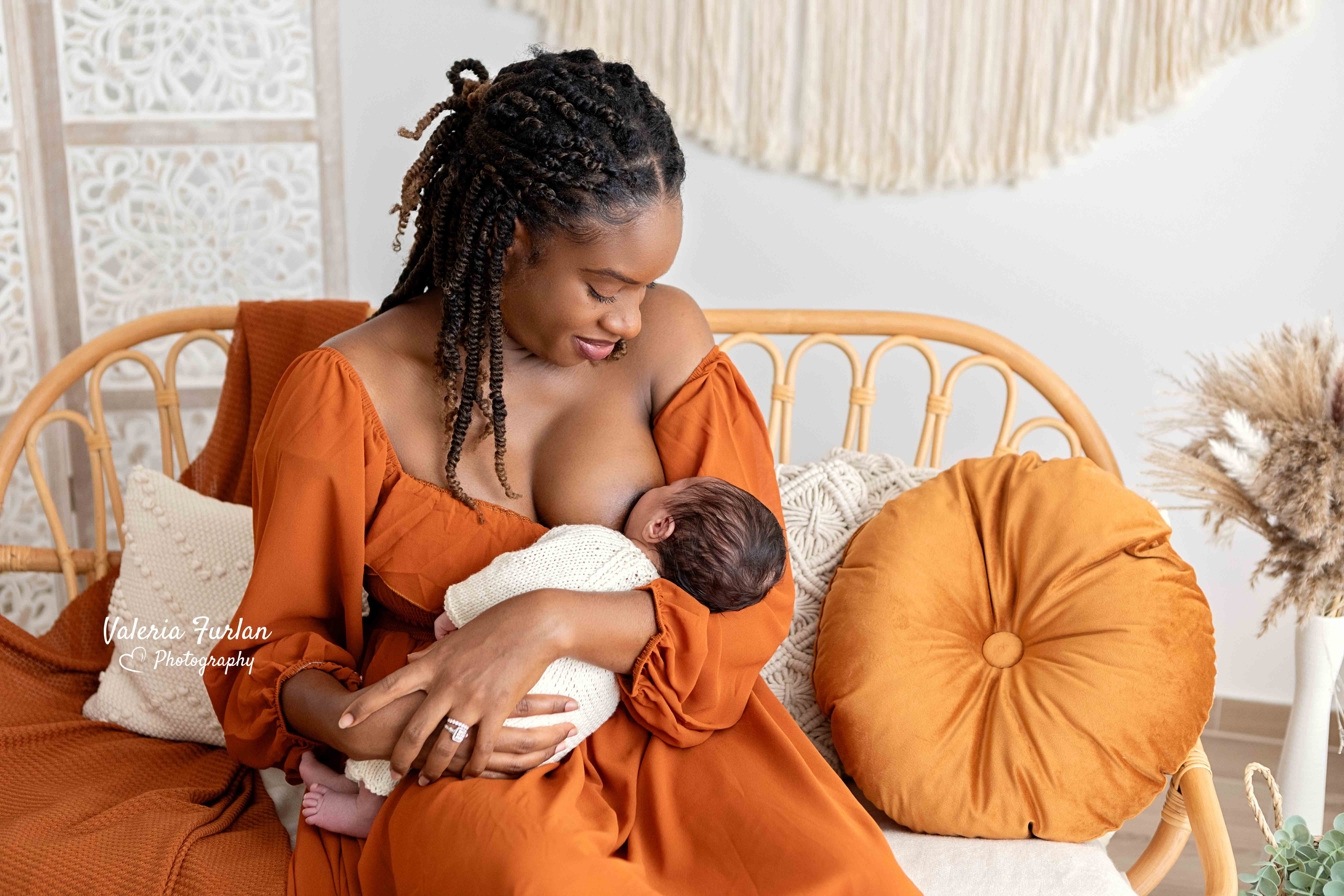 Séance photo de naissance naturelle lifestyle à Strasbourg nouveau-né avec maman allaitement