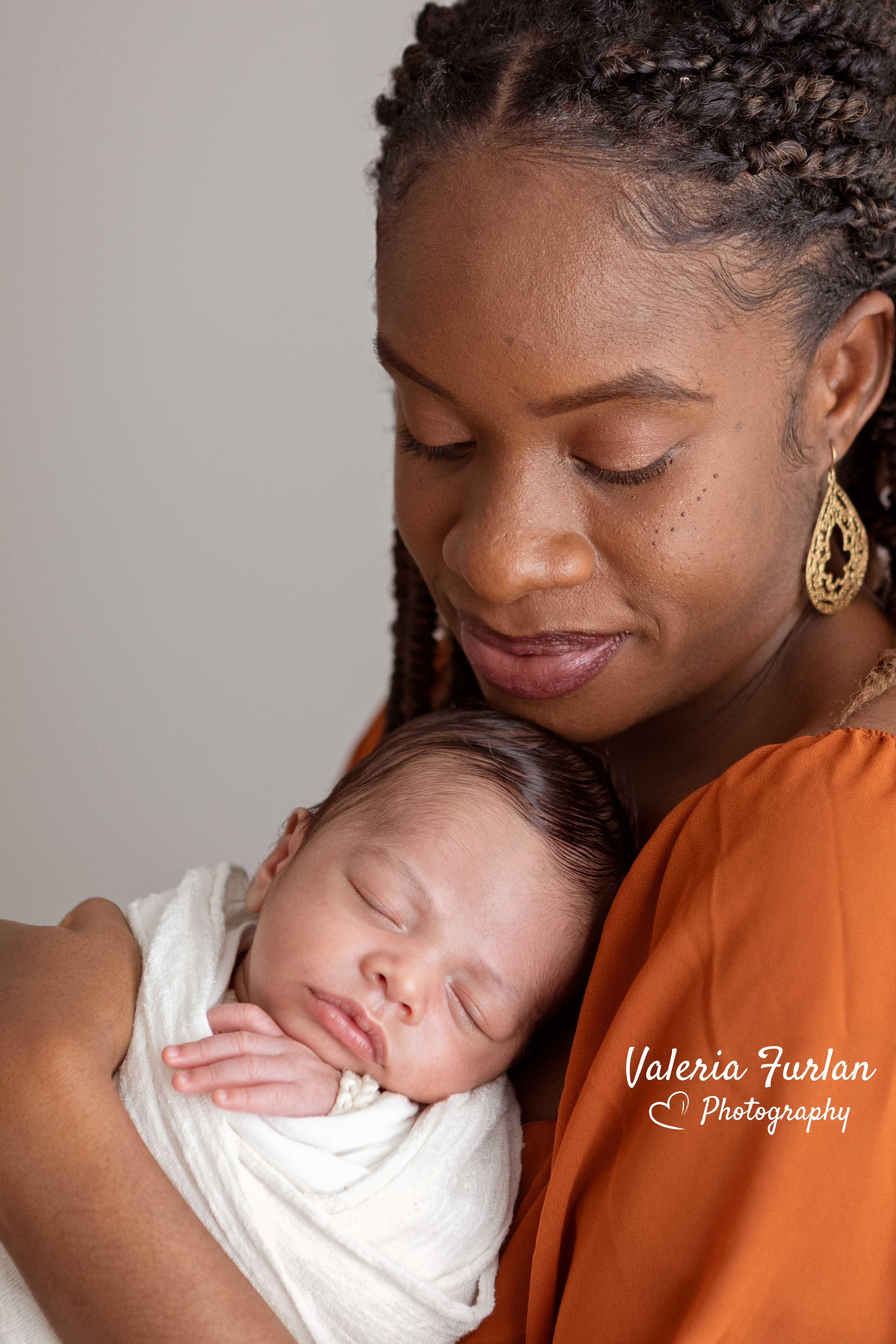 Séance photo de naissance naturelle lifestyle à Strasbourg nouveau-né avec maman