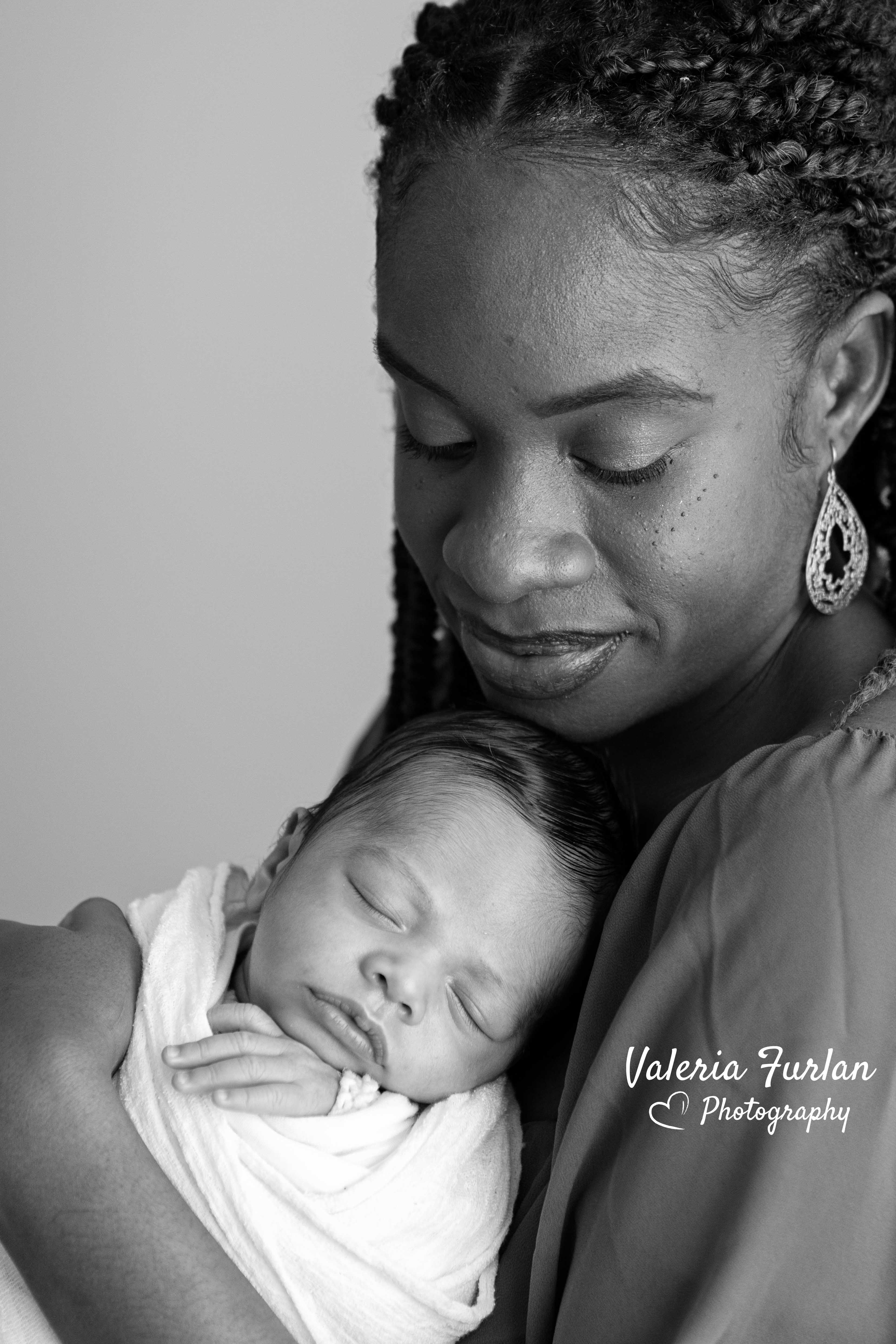 Séance photo de naissance naturelle lifestyle à Strasbourg bébé avec maman