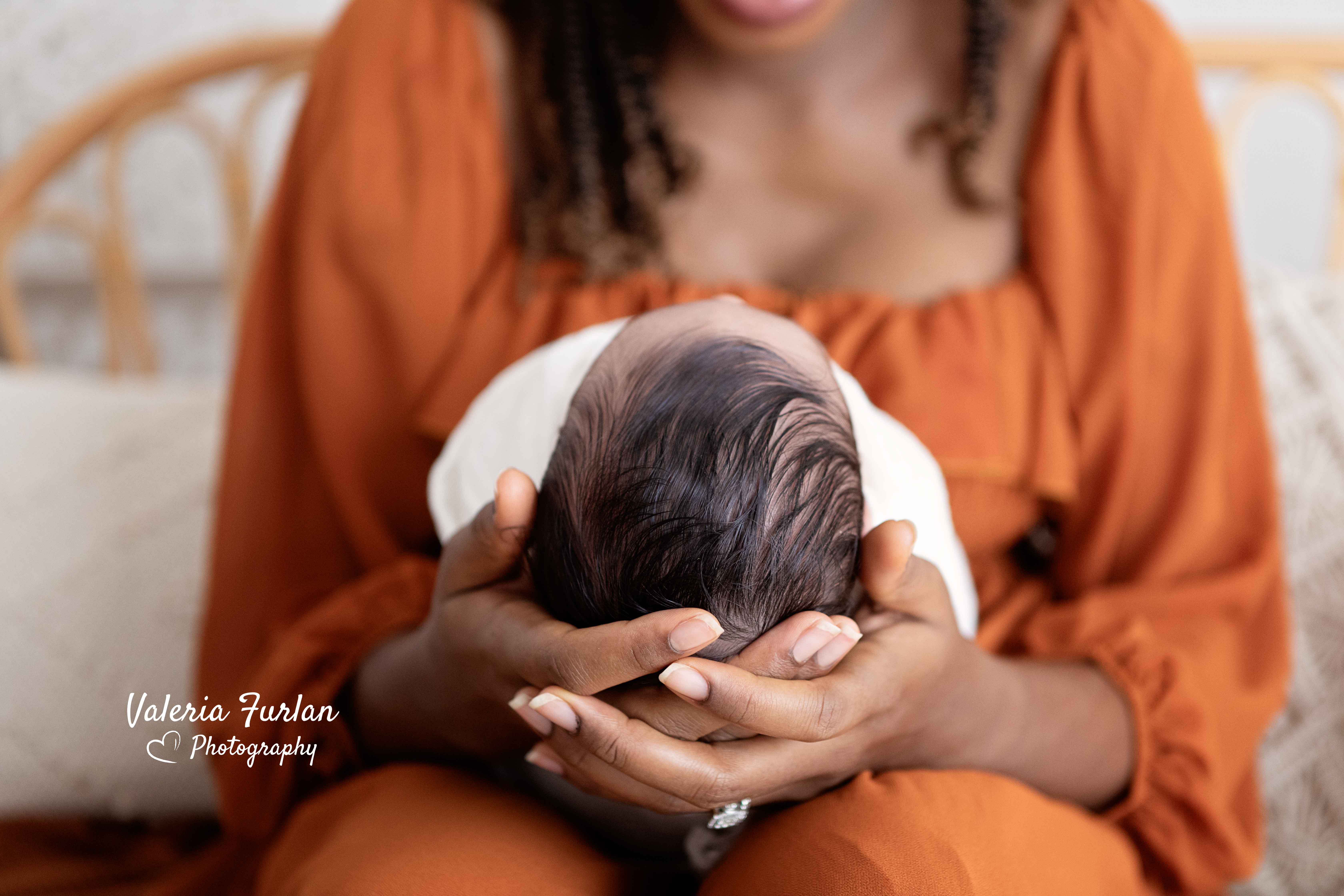 Séance photo de naissance naturelle lifestyle à Strasbourg bébé avec maman