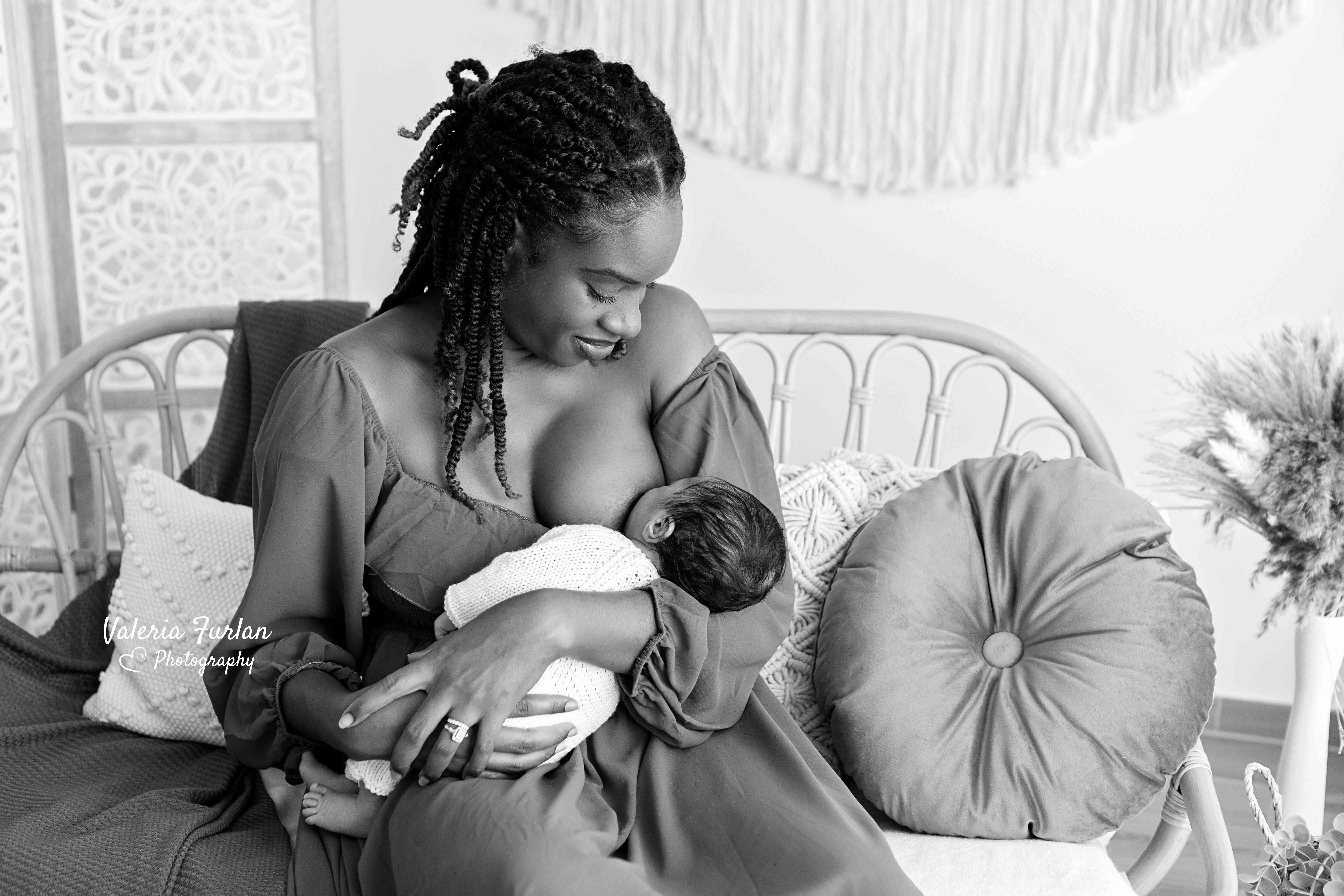 Séance photo de naissance naturelle lifestyle à Strasbourg nouveau-né avec maman allaitement