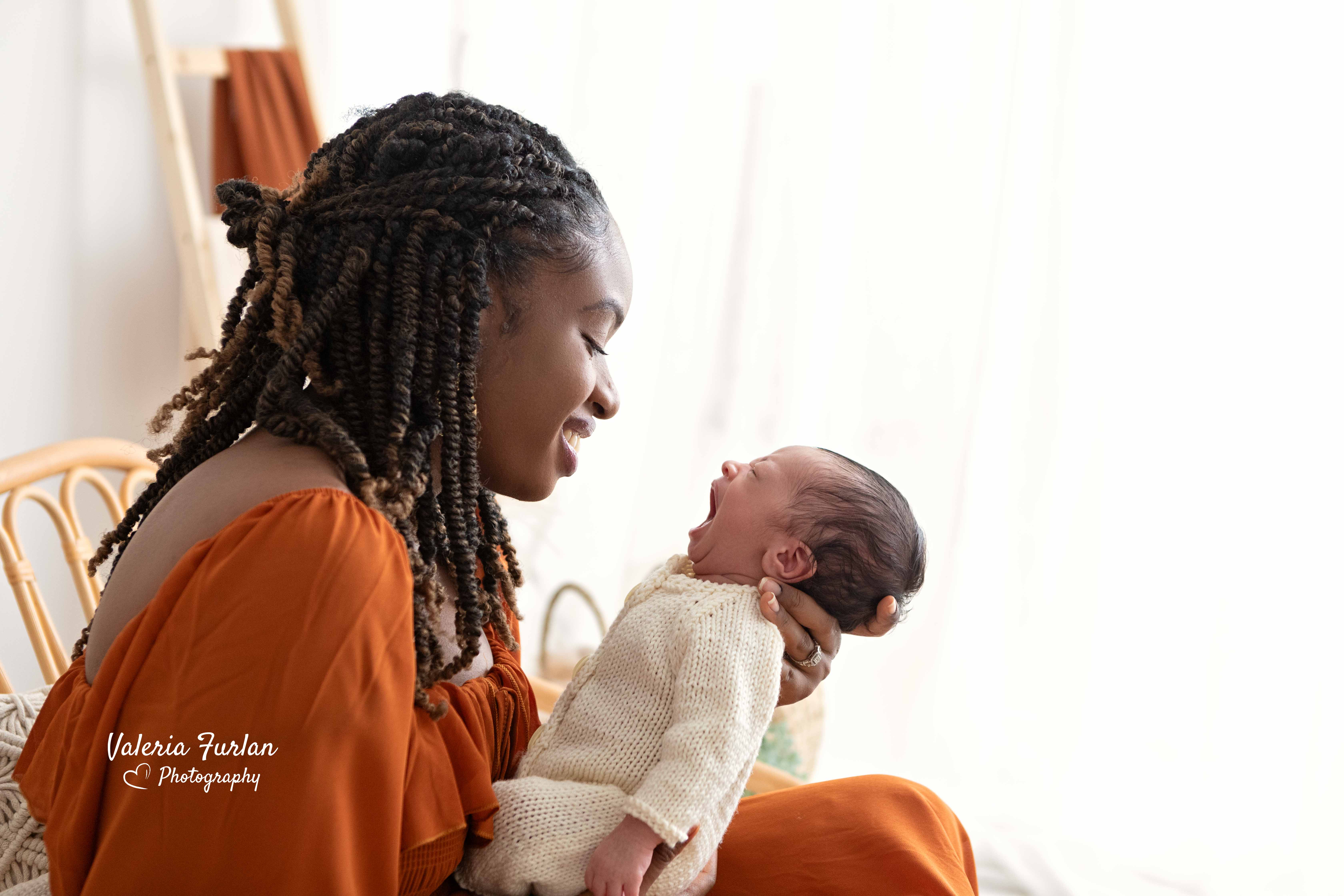 Séance photo de naissance naturelle lifestyle à Strasbourg bébé avec maman