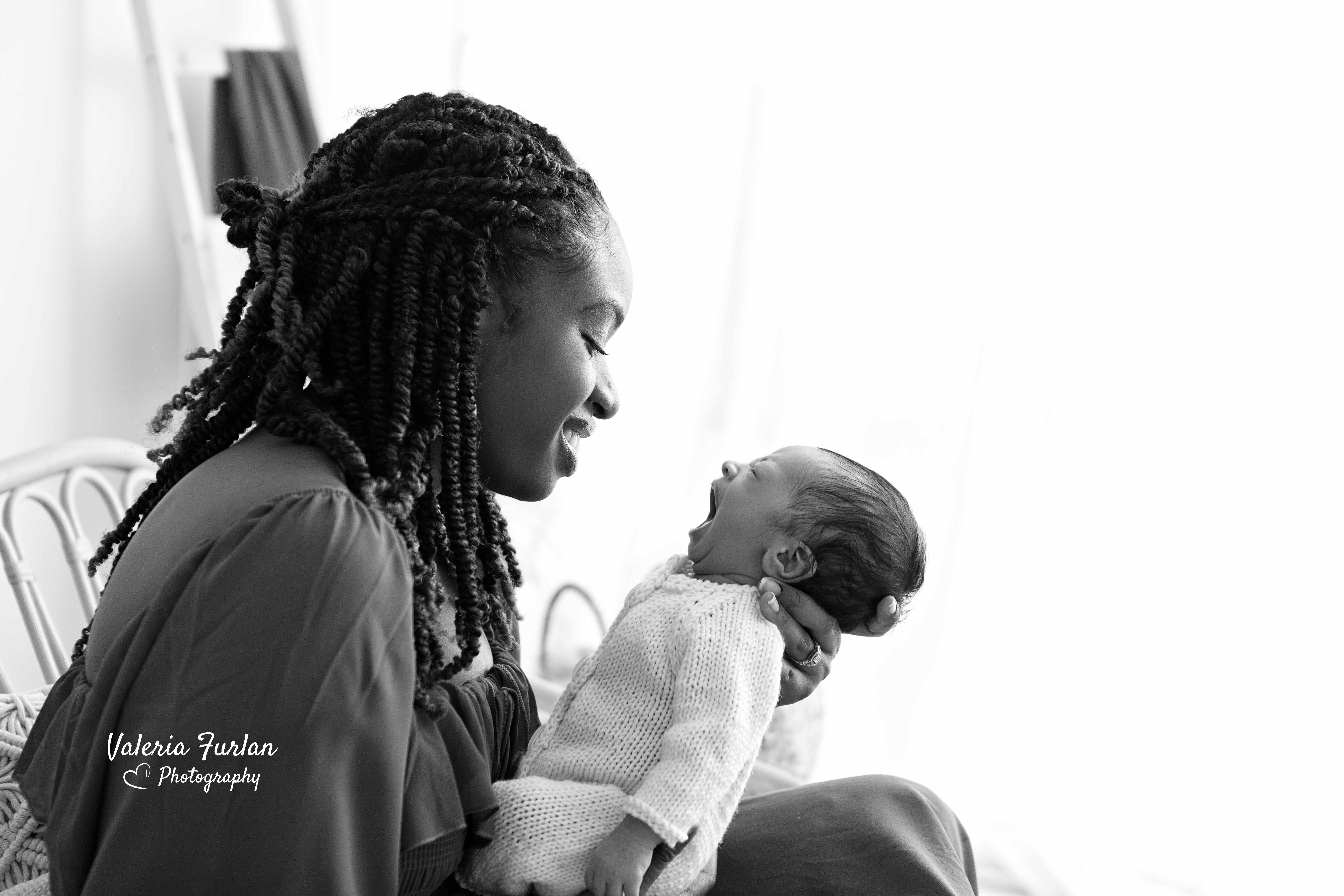 Séance photo de naissance naturelle lifestyle à Strasbourg bébé avec maman