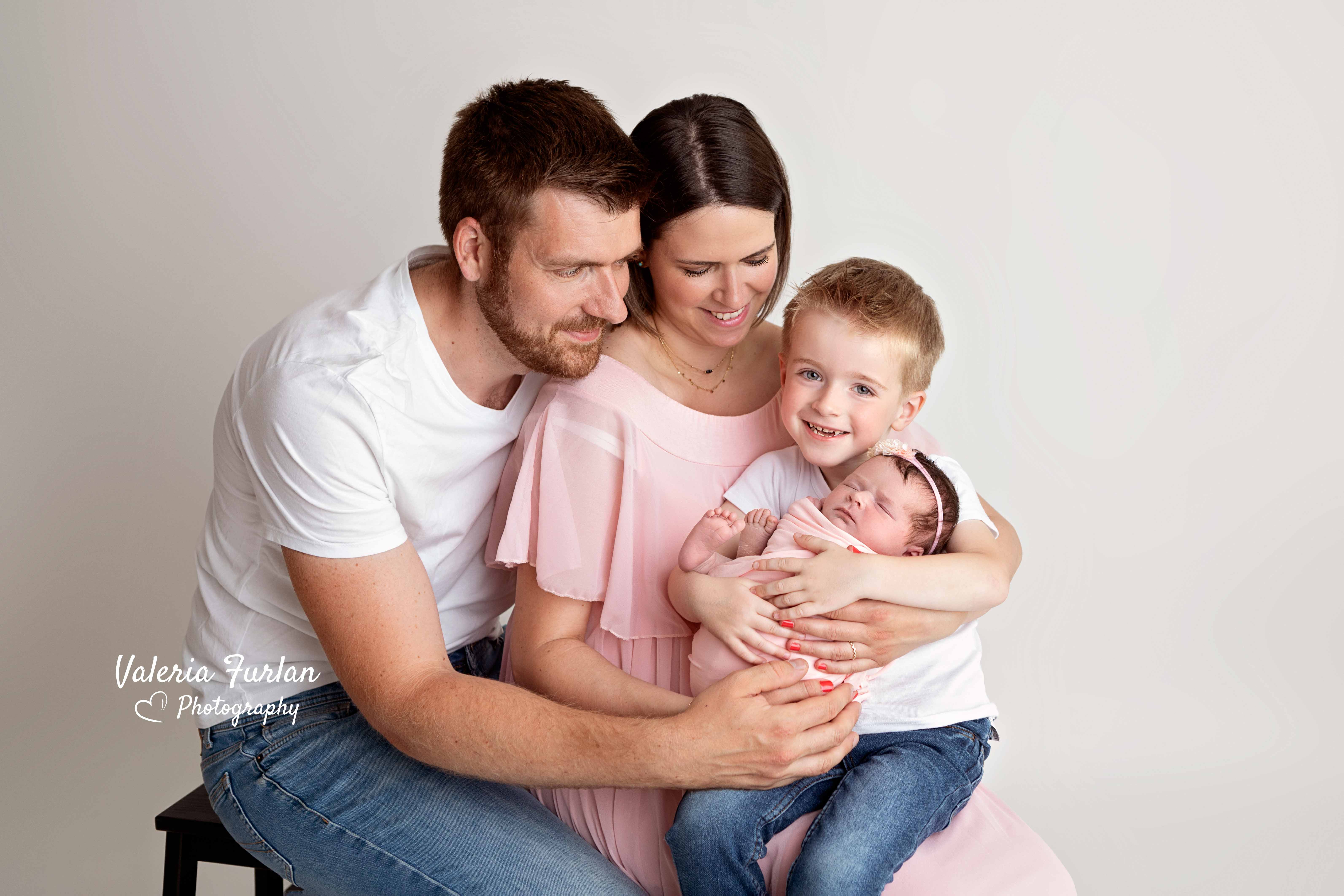 Séance photo de naissance newborn posing nouveau-né en famille